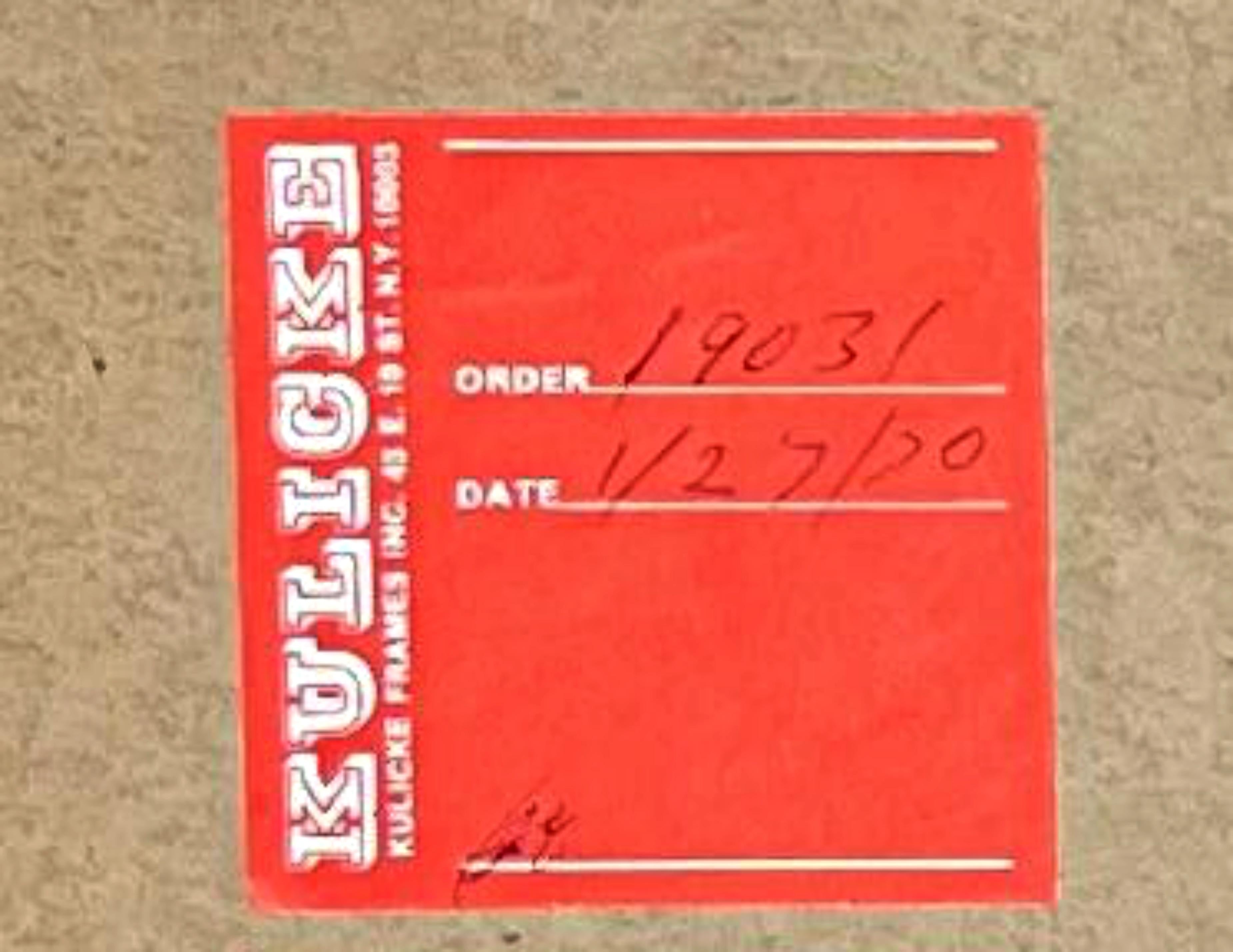 Doug Ohlson
Abstraction géométrique sans titre, 1968
Sérigraphie couleur sur papier vélin
Signé à la main, daté et numéroté 15/50 au recto.
Cette éblouissante sérigraphie Op Art/ Abstraction géométrique des années 1960 est encadrée sur les bords