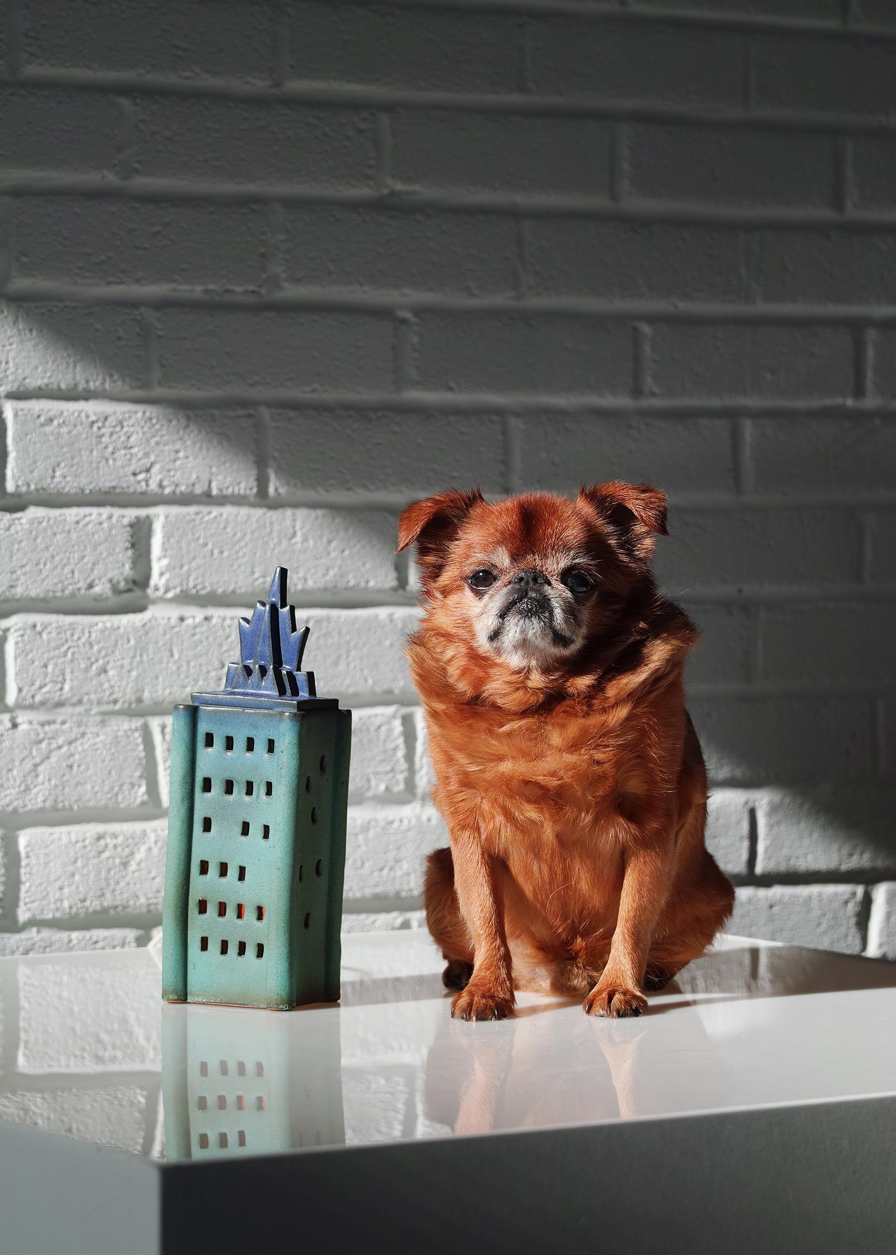 Nous vous proposons cette veilleuse fantaisiste en céramique, d'influence postmoderne/art déco, réalisée par l'artiste Doug Spalding, basé dans le Michigan. Elle est fabriquée à la main, émaillée de teintes bleues et vertes, et signée à la main par