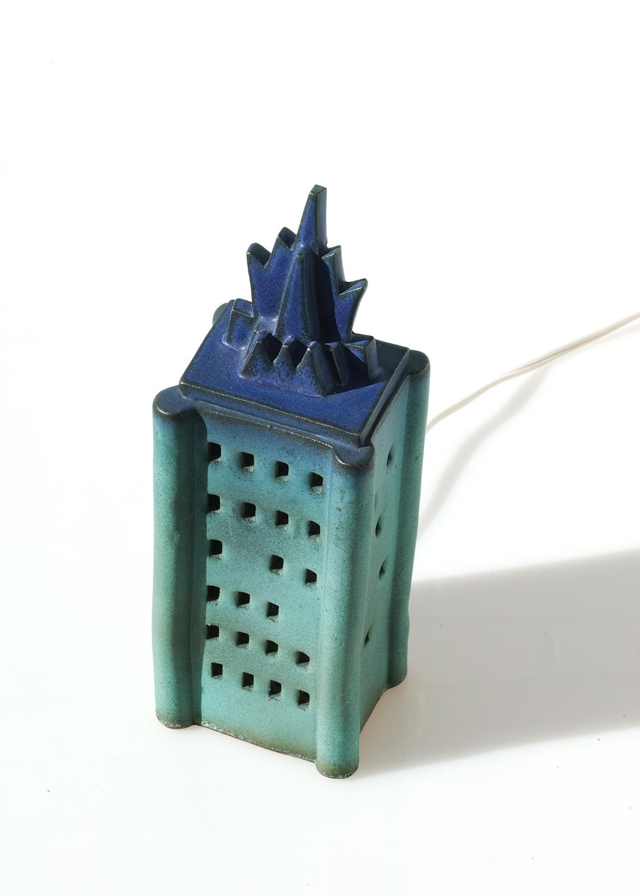 Postmoderne Sculpture de lumière de nuit des gratte-ciel de Doug Spalding Studio Pottery en vente