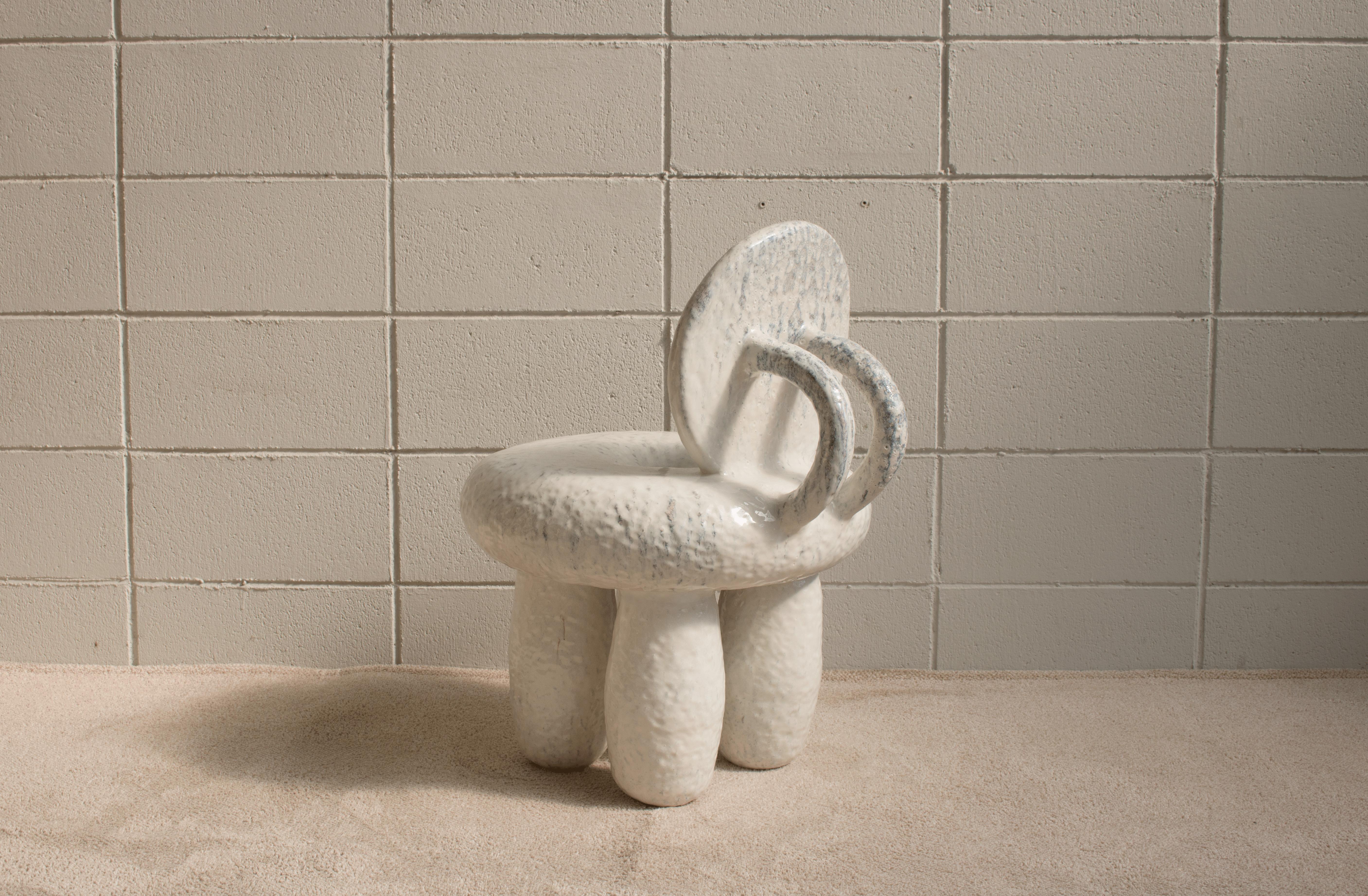 A chair with a doughnut-shaped backrest. The four legs and the upper part were manufactured separately, and the process was carried out
by the firing and then attached using epoxy materials. Since the epoxy and the bottom of the upper part are not