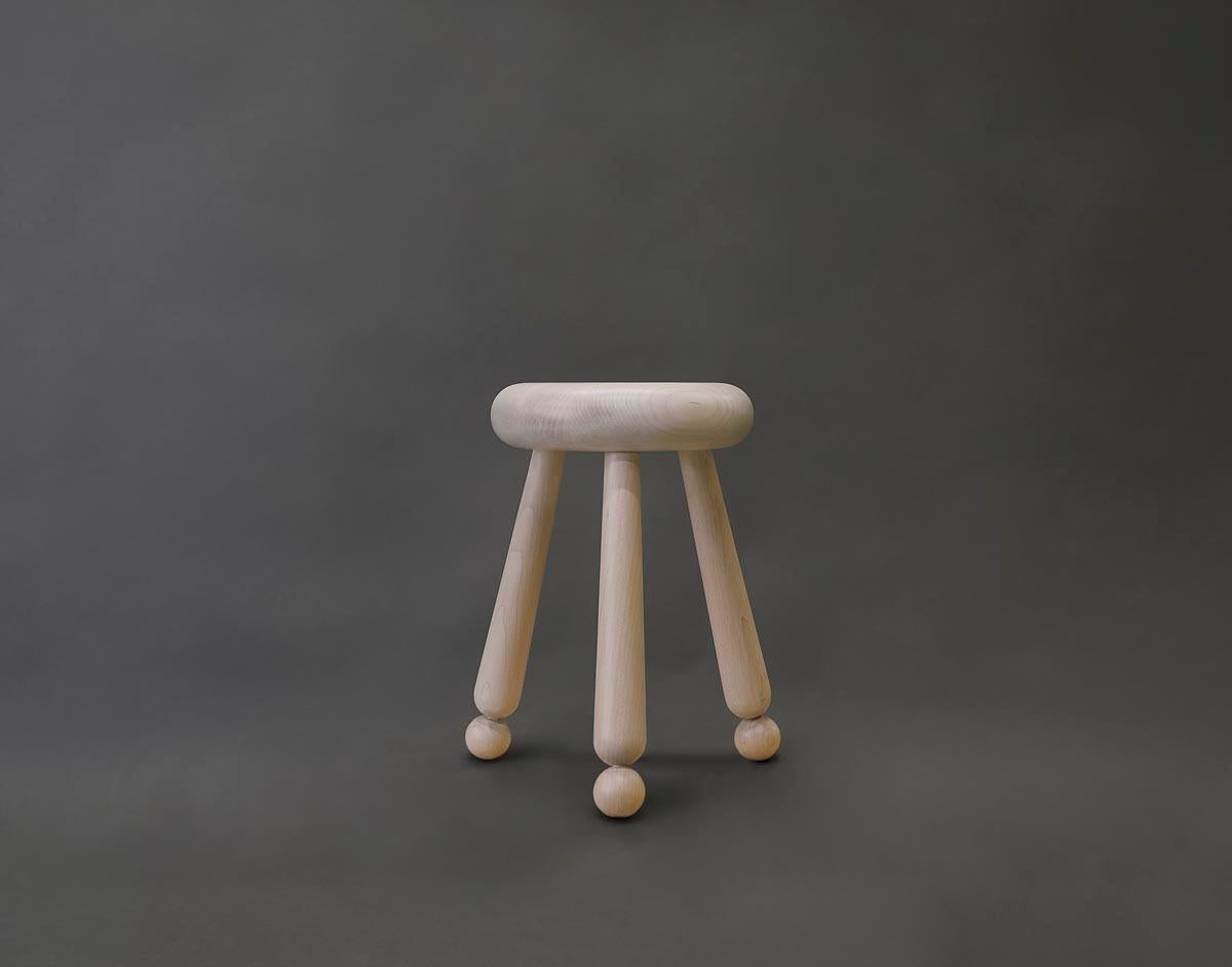 Ces tabourets fantaisistes ont été créés par le studio Hamilton Holmes par pure envie de s'amuser. Ils ont été inspirés par les tabourets vernaculaires historiques que l'on trouve dans les fermes - peu coûteux, simples et robustes. Les pieds sont