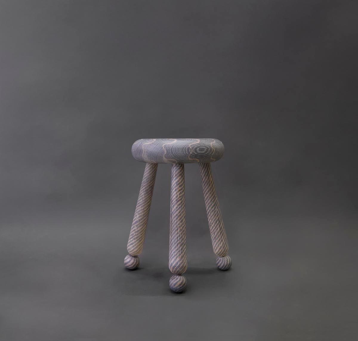 Ces tabourets fantaisistes ont été créés par le studio Hamilton Holmes par pure envie de s'amuser. Ils ont été inspirés par les tabourets vernaculaires historiques que l'on trouve dans les fermes - peu coûteux, simples et robustes. Les pieds sont