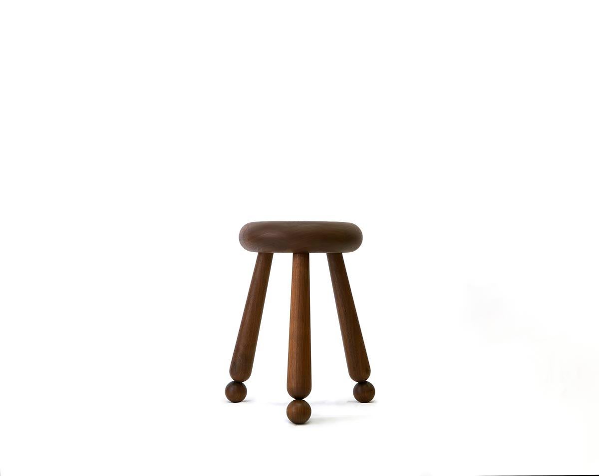 Ces tabourets fantaisistes ont été créés par le studio Hamilton Holmes par pure envie de s'amuser. Ils ont été inspirés par les tabourets vernaculaires historiques que l'on trouve dans les fermes - peu coûteux, simples et robustes. Les pieds sont