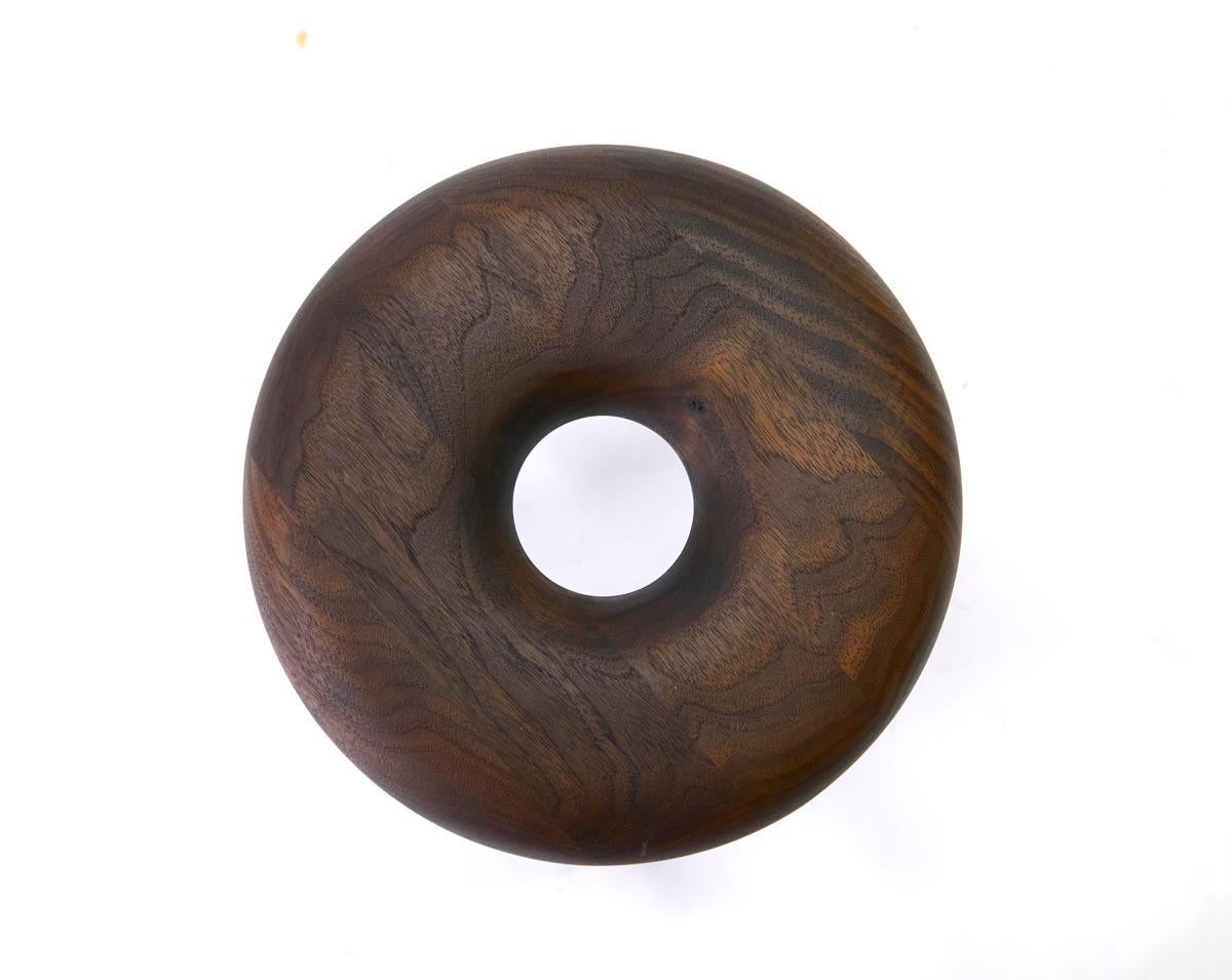 Moderne Tabouret Doughnut - Tabouret traditionnel en bois massif fabriqué à la main en noyer en vente