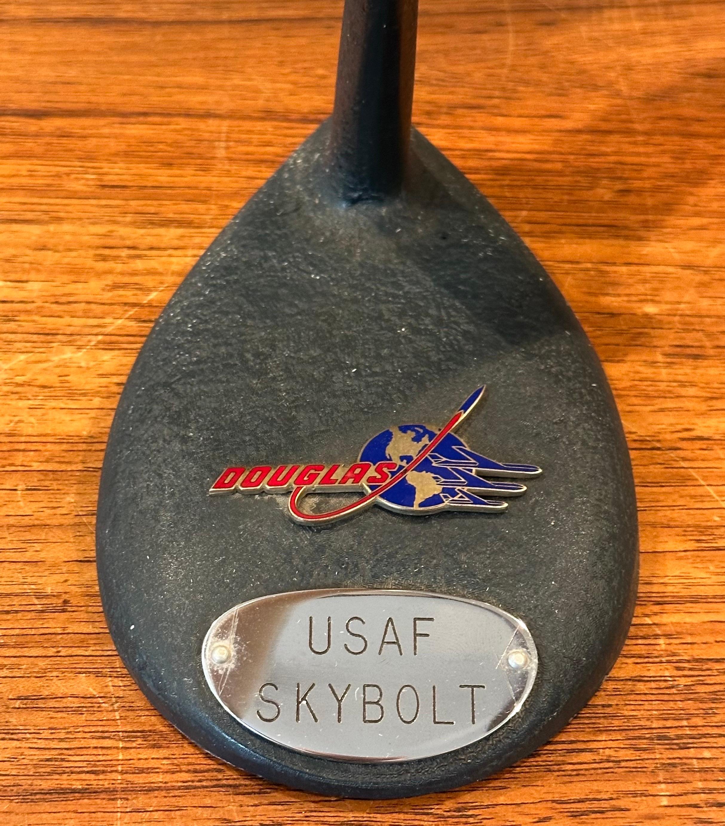 Modèle de bureau d'contracteur d'avion Douglas Aircraft USAF « Skybolt » en vente 6
