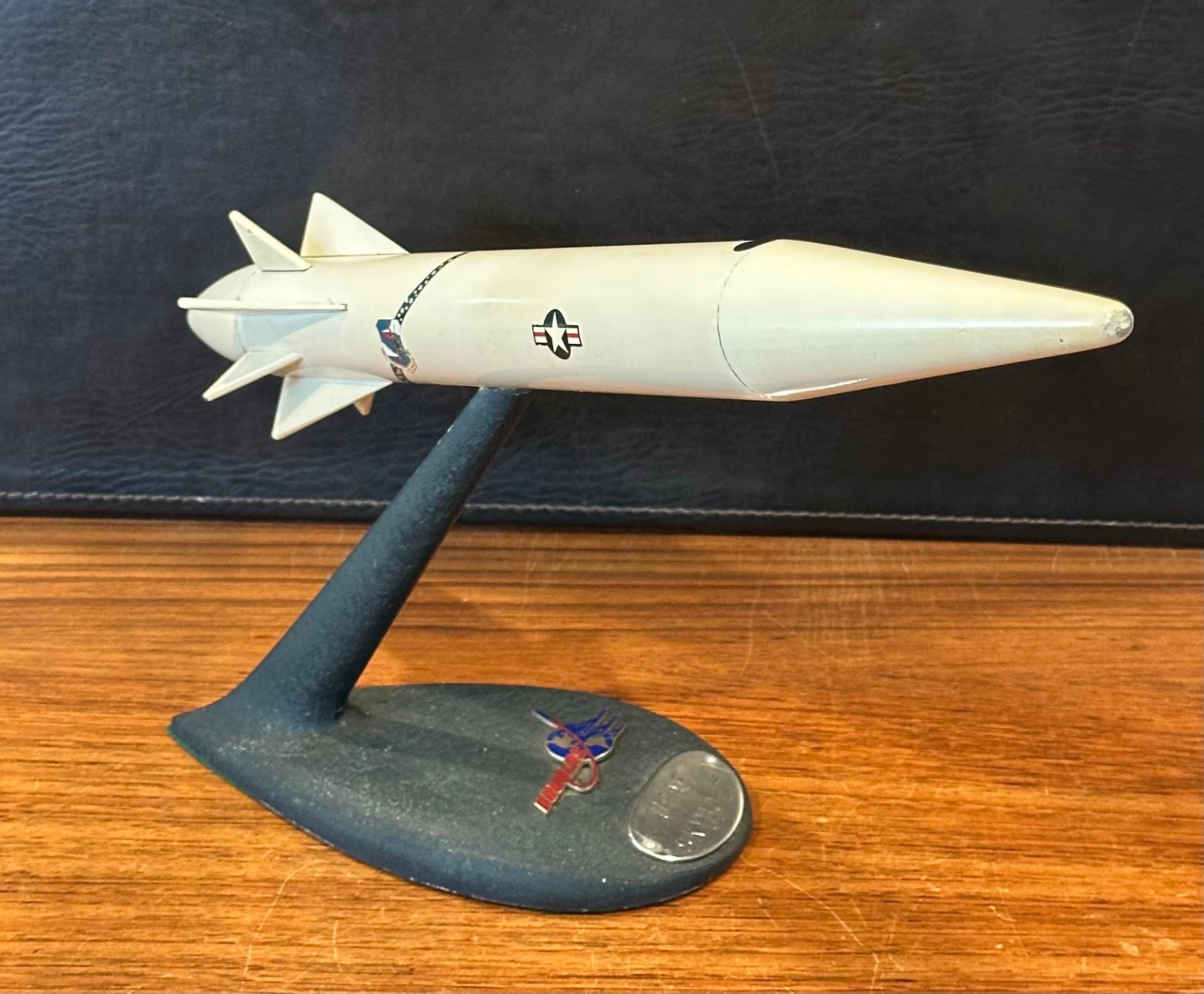 20ième siècle Modèle de bureau d'contracteur d'avion Douglas Aircraft USAF « Skybolt » en vente