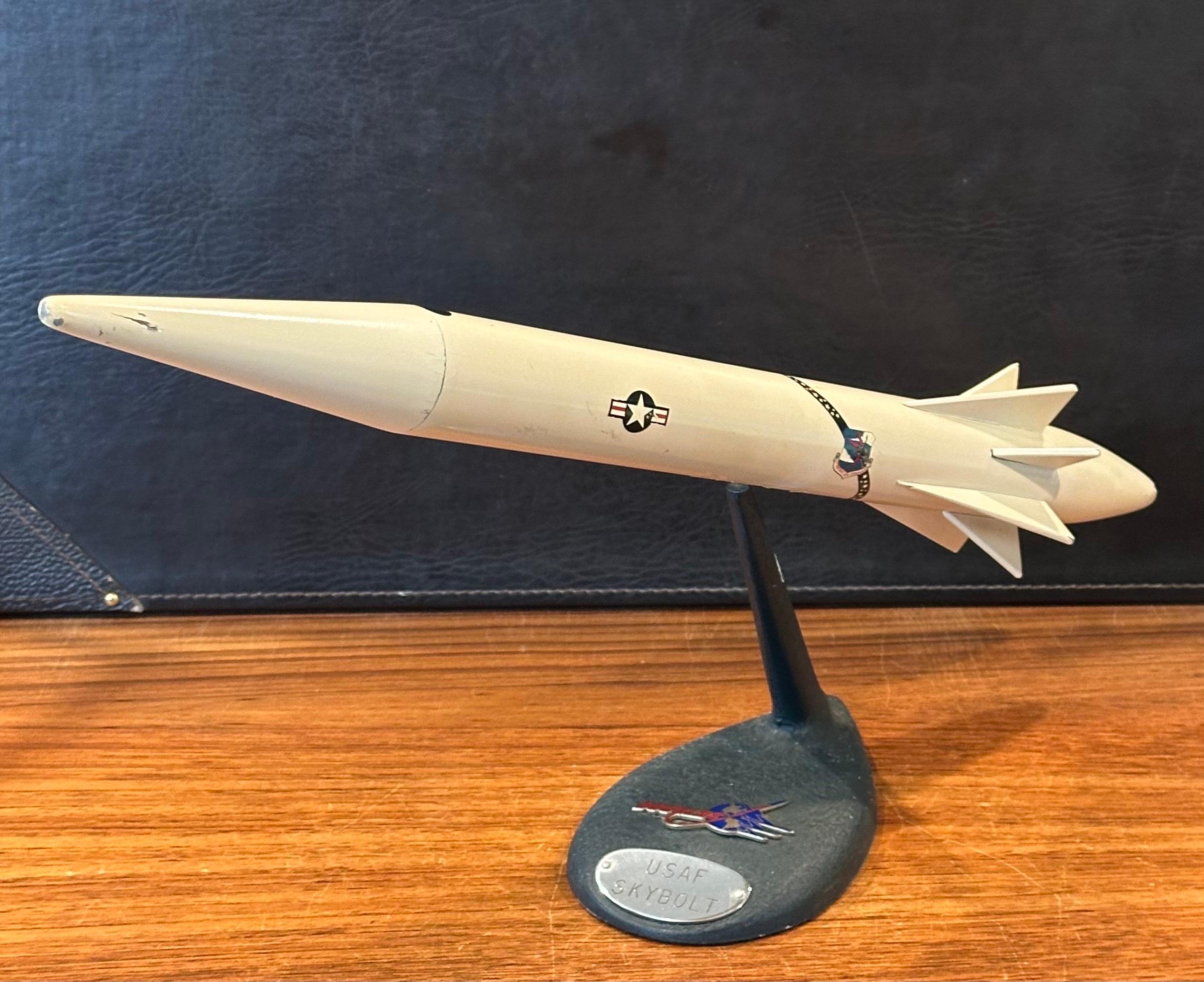 Modèle de bureau d'contracteur d'avion Douglas Aircraft USAF « Skybolt » en vente 1