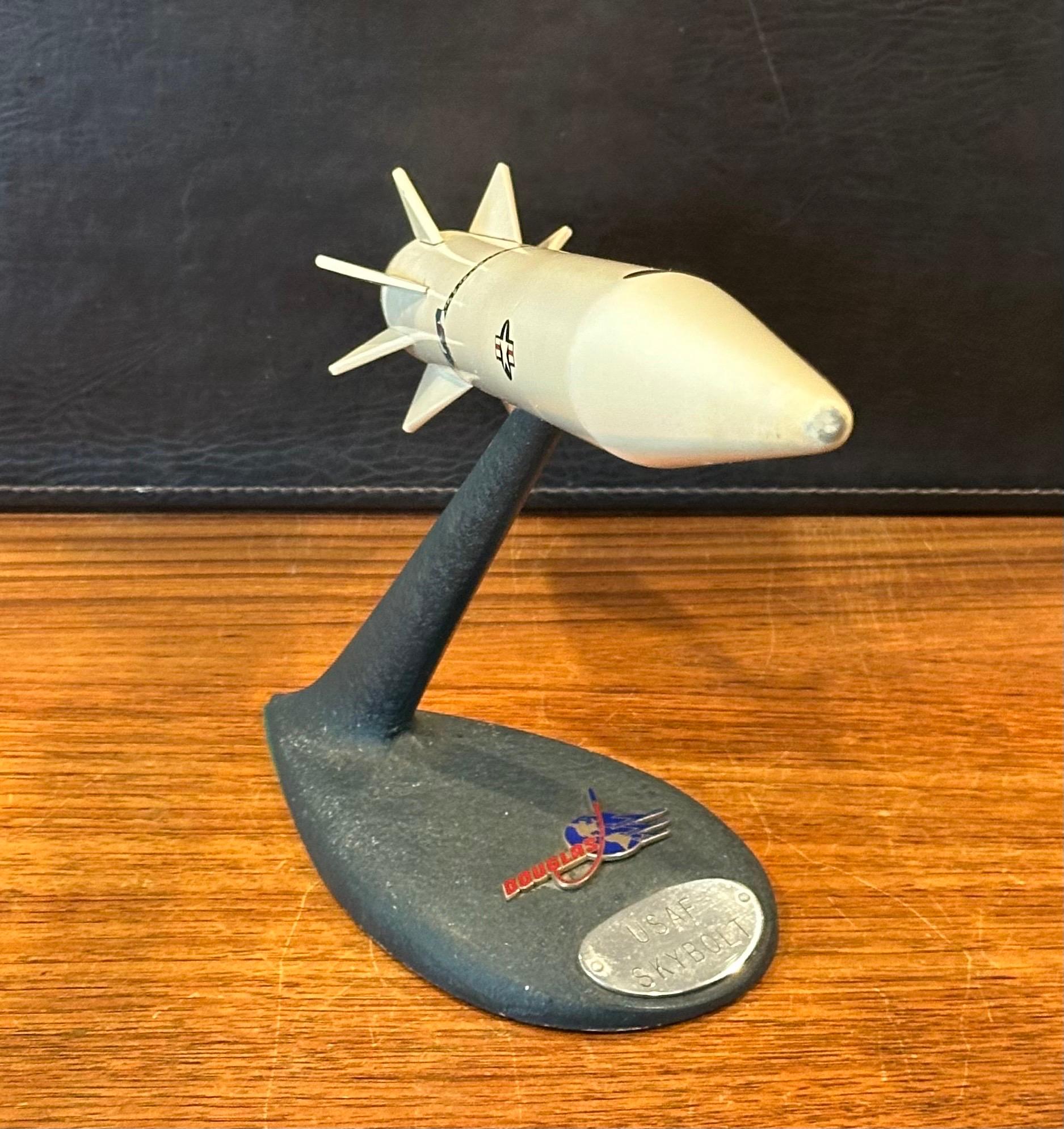 Modèle de bureau d'contracteur d'avion Douglas Aircraft USAF « Skybolt » en vente 2