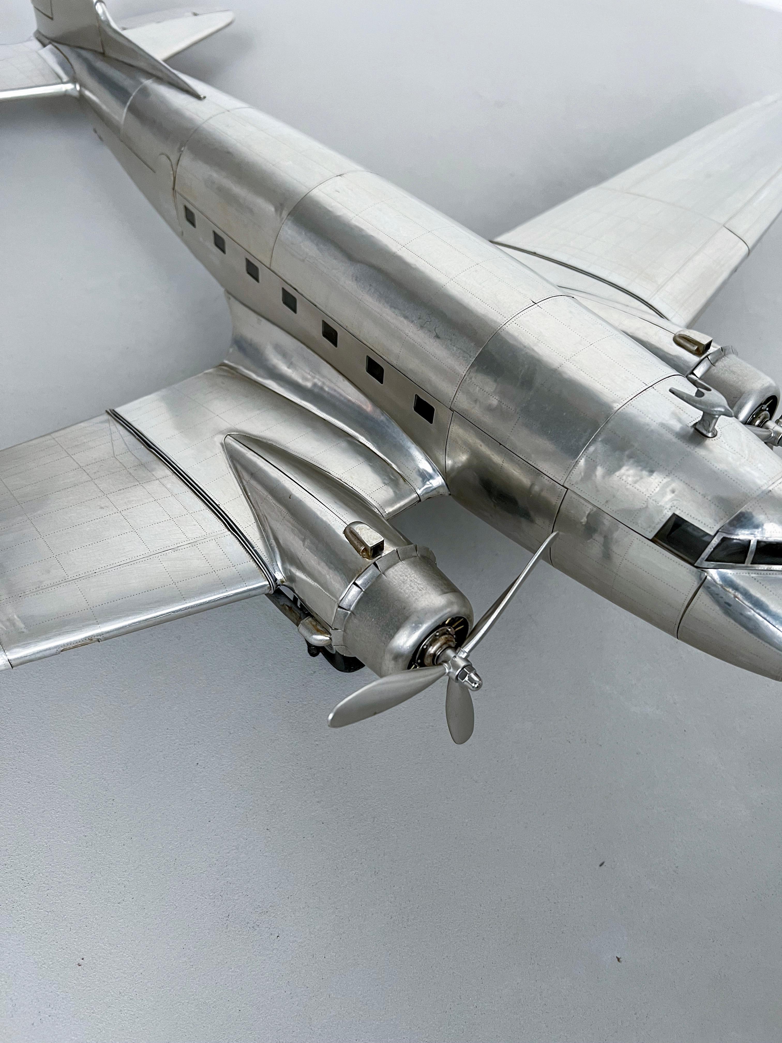Douglas Dc-3 Aircraft Modell, groß, reichhaltig detailliert, stromlinienförmiges Metallflugzeug im Angebot 6