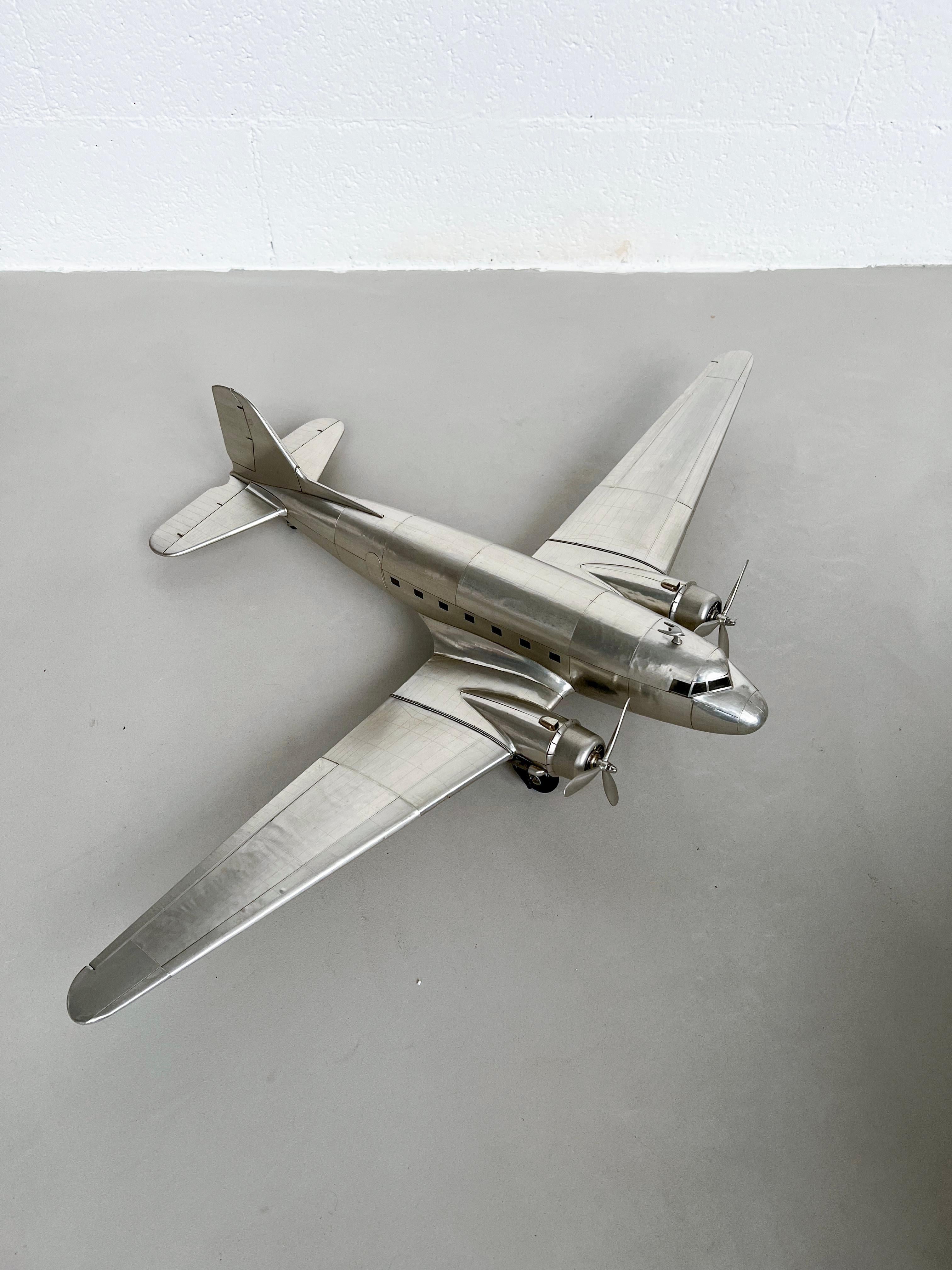 Douglas Dc-3 Aircraft Modell, groß, reichhaltig detailliert, stromlinienförmiges Metallflugzeug im Angebot 7