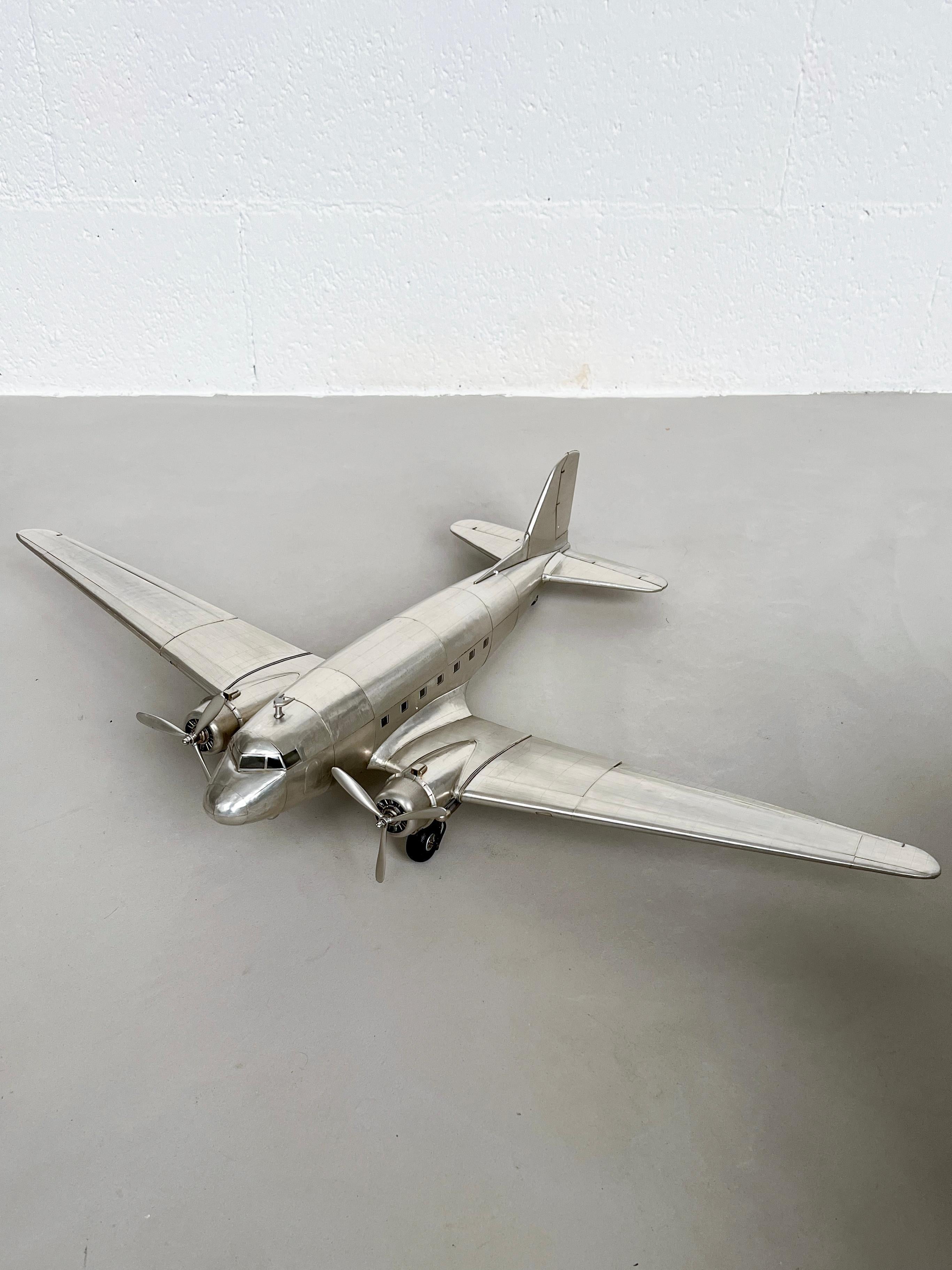 Flugzeug-Skulptur - Regaldekoration

Dekorieren Sie Ihr Wohnzimmer, Ihr Schlafzimmer oder Ihre Höhle stilvoll mit diesem riesigen Modell der Douglas DC-3 - dem kultigsten Flugzeug des 20. Jahrhunderts, dem Modell, das die Grundlagen für die