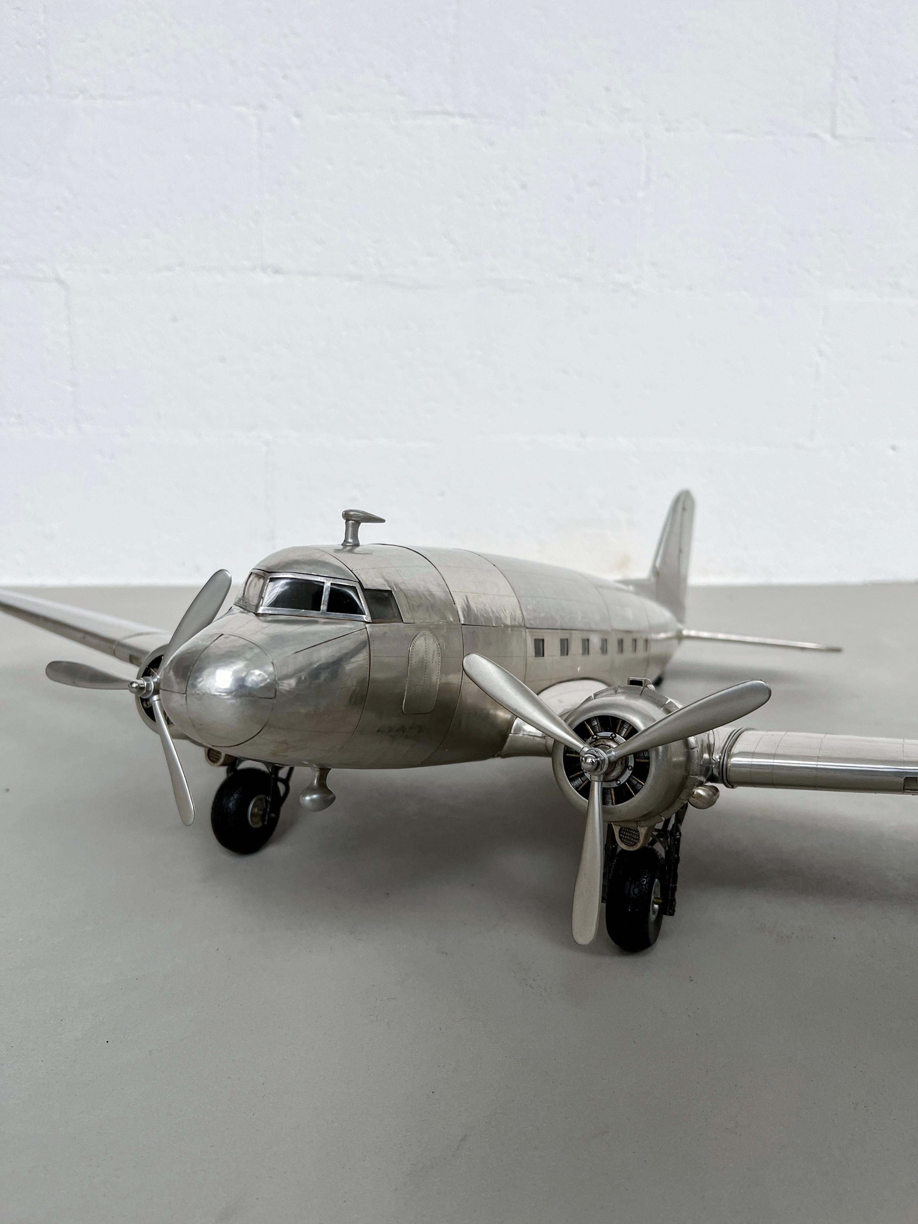Douglas Dc-3 Aircraft Modell, groß, reichhaltig detailliert, stromlinienförmiges Metallflugzeug (Moderne) im Angebot