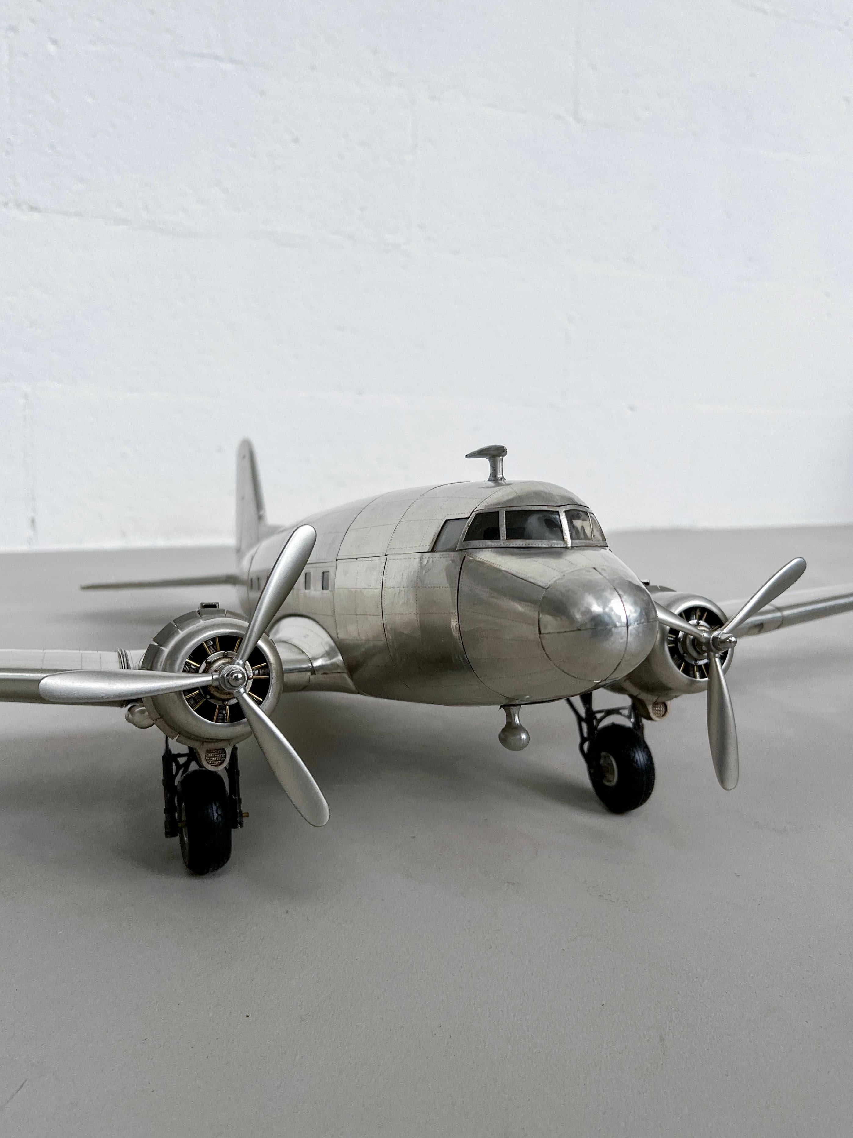 Douglas Dc-3 Aircraft Modell, groß, reichhaltig detailliert, stromlinienförmiges Metallflugzeug im Zustand „Hervorragend“ im Angebot in Milano, IT
