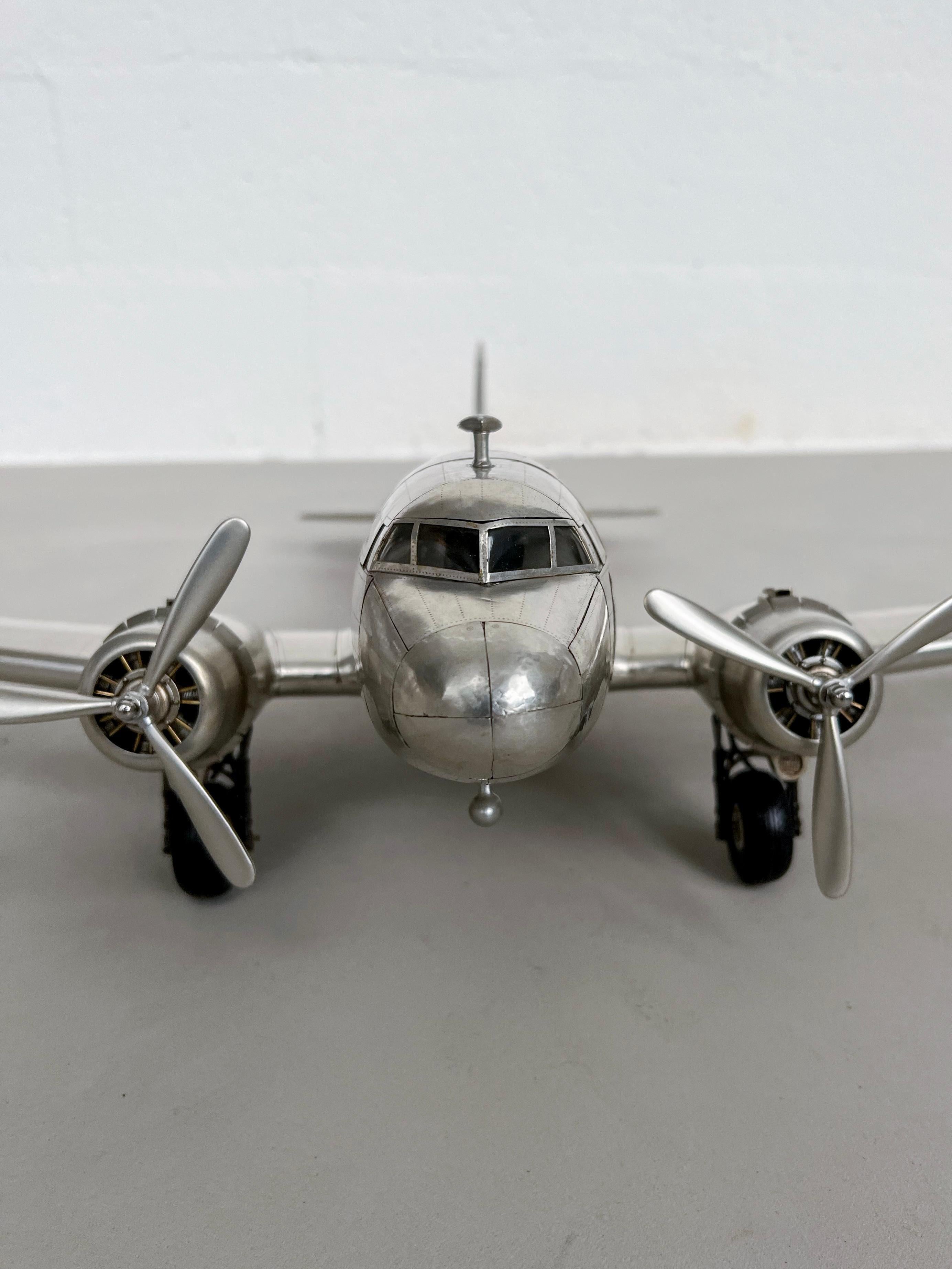 Moderne Modèle réduit de l'avion Douglas Dc-3, grande taille, richement détaillé, en métal profilé en vente