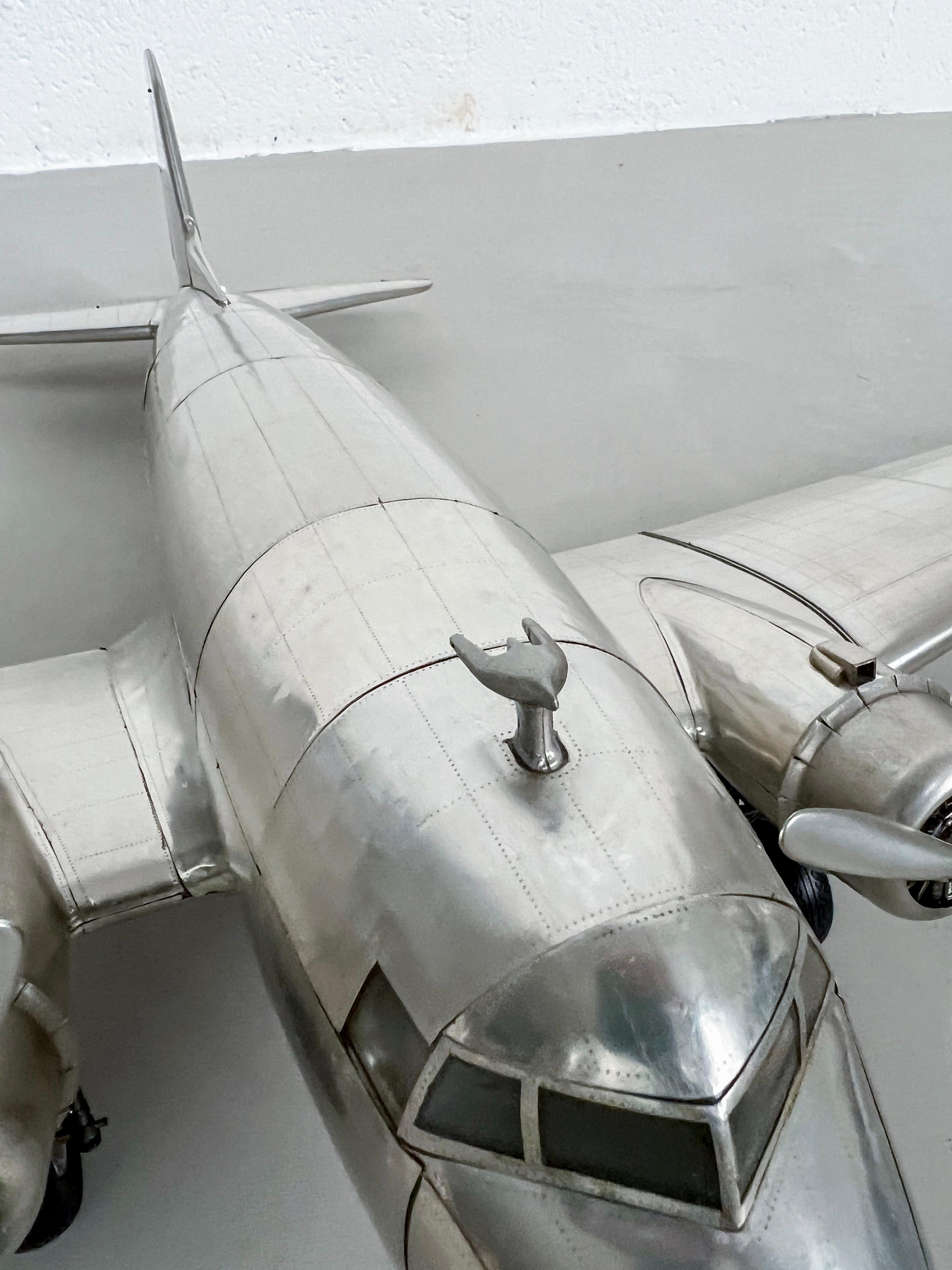 Modèle réduit de l'avion Douglas Dc-3, grande taille, richement détaillé, en métal profilé Excellent état - En vente à Milano, IT
