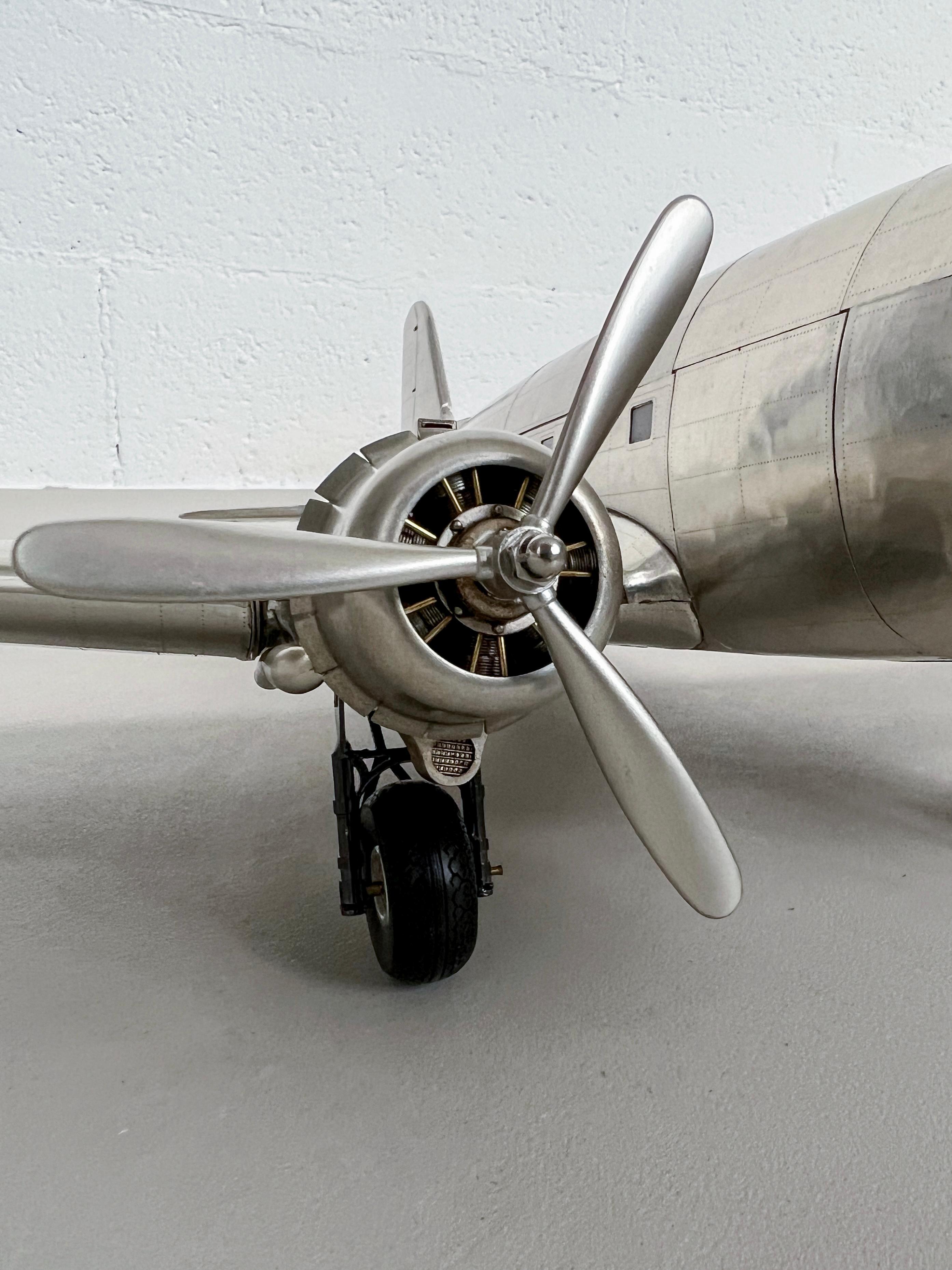 Douglas Dc-3 Aircraft Model, Big Size, Richly Detailed, Streamlined Metal Plane In Excellent Condition For Sale In Milano, IT