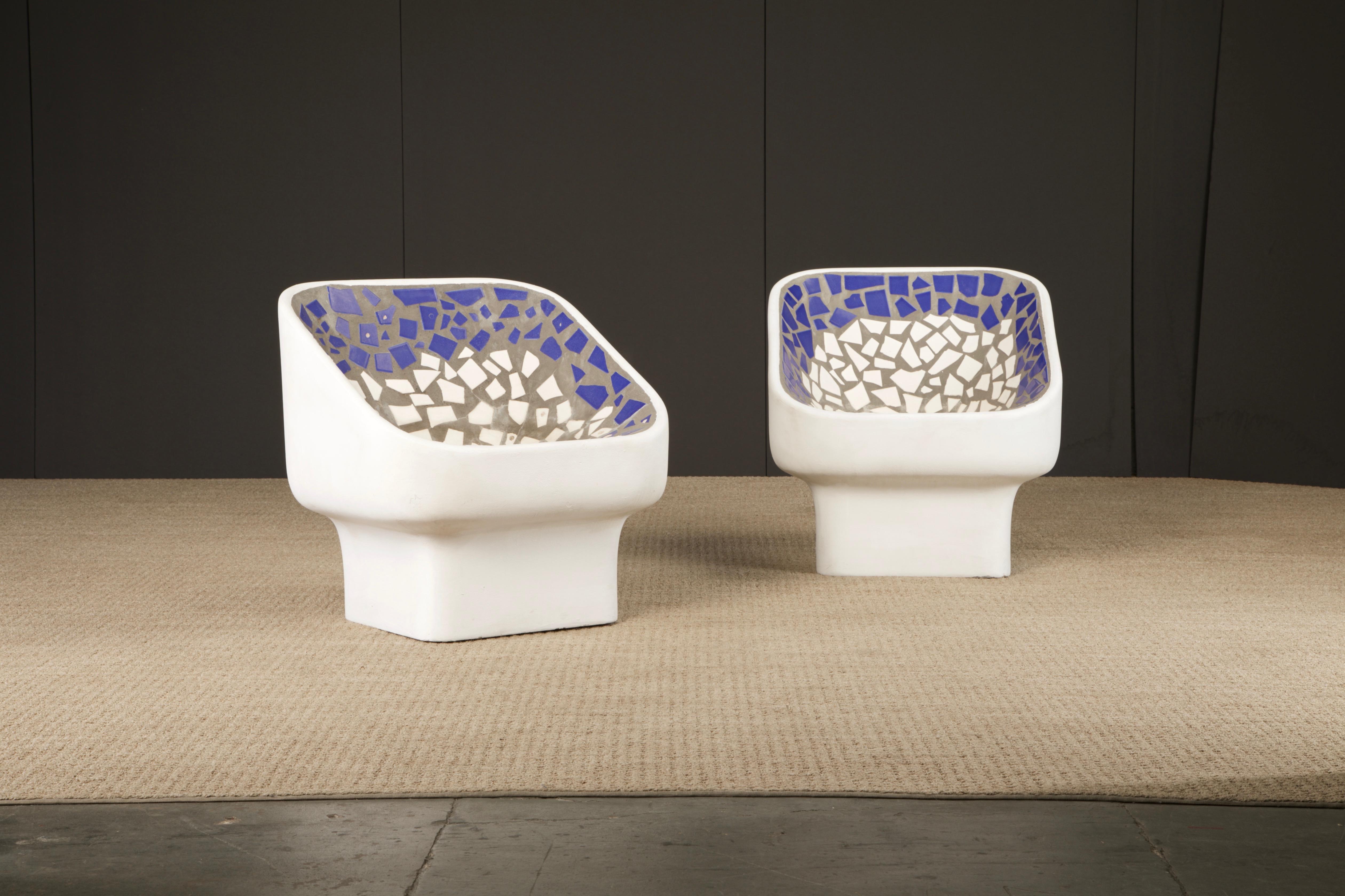 Ein Paar Loungesessel aus Fiberglas und Mosaikfliesen, die sowohl drinnen als auch draußen verwendet werden können, von Douglas Deeds für Architectural Fiberglass (auch bekannt als Architectural Pottery). Diese Sessel aus weißem Fiberglas zeichnen