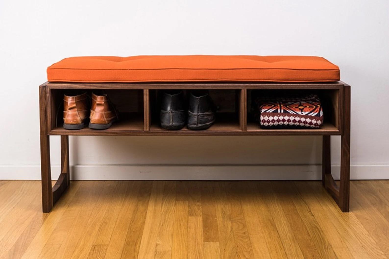 Questa panchina è il luogo perfetto per indossare le scarpe, sfogliare una rivista o rilassarsi in compagnia. Si tratta di un design originale, ma ispirato alla sensibilità del Mid Century Modern/Scandinavian.

Misura 45