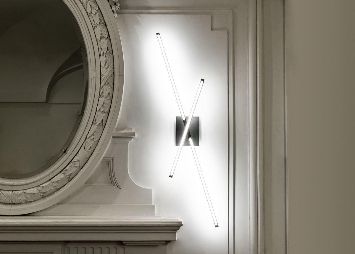 Eine von zwei Leuchtern, die aus zwei Stäben aus gebürsteter Bronze und glasumhüllten LEDs bestehen, die sich um eine gemeinsame Achse drehen. Das Paar ist ein tadelloses Werk von industrieller, funktionaler Schönheit und ein hervorragendes Beispiel