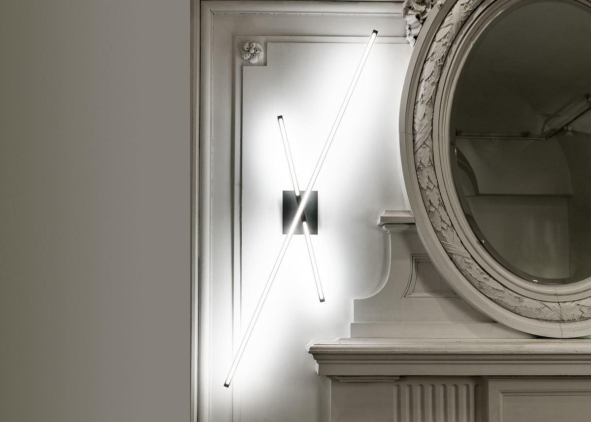 Eine von zwei Leuchtern, die aus zwei Stäben aus gebürsteter Bronze und glasumhüllten LEDs bestehen, die sich um eine gemeinsame Achse drehen. Das Paar ist ein tadelloses Werk von industrieller, funktionaler Schönheit und ein hervorragendes Beispiel