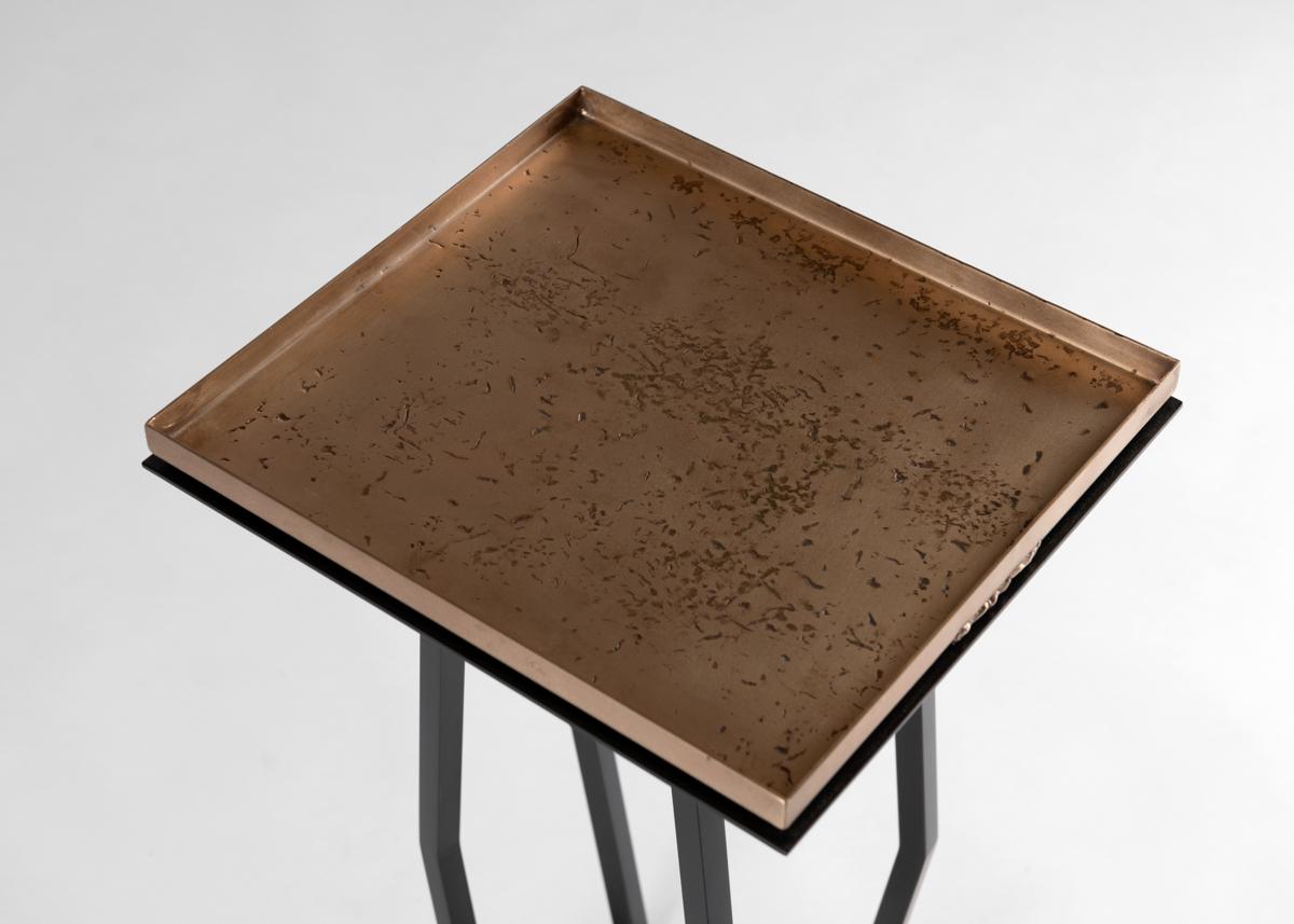 Douglas Fächer, Paar quadratische Cocktailtische aus Bronze und Stahl mit Aufsätzen, US, 2021 (21. Jahrhundert und zeitgenössisch) im Angebot