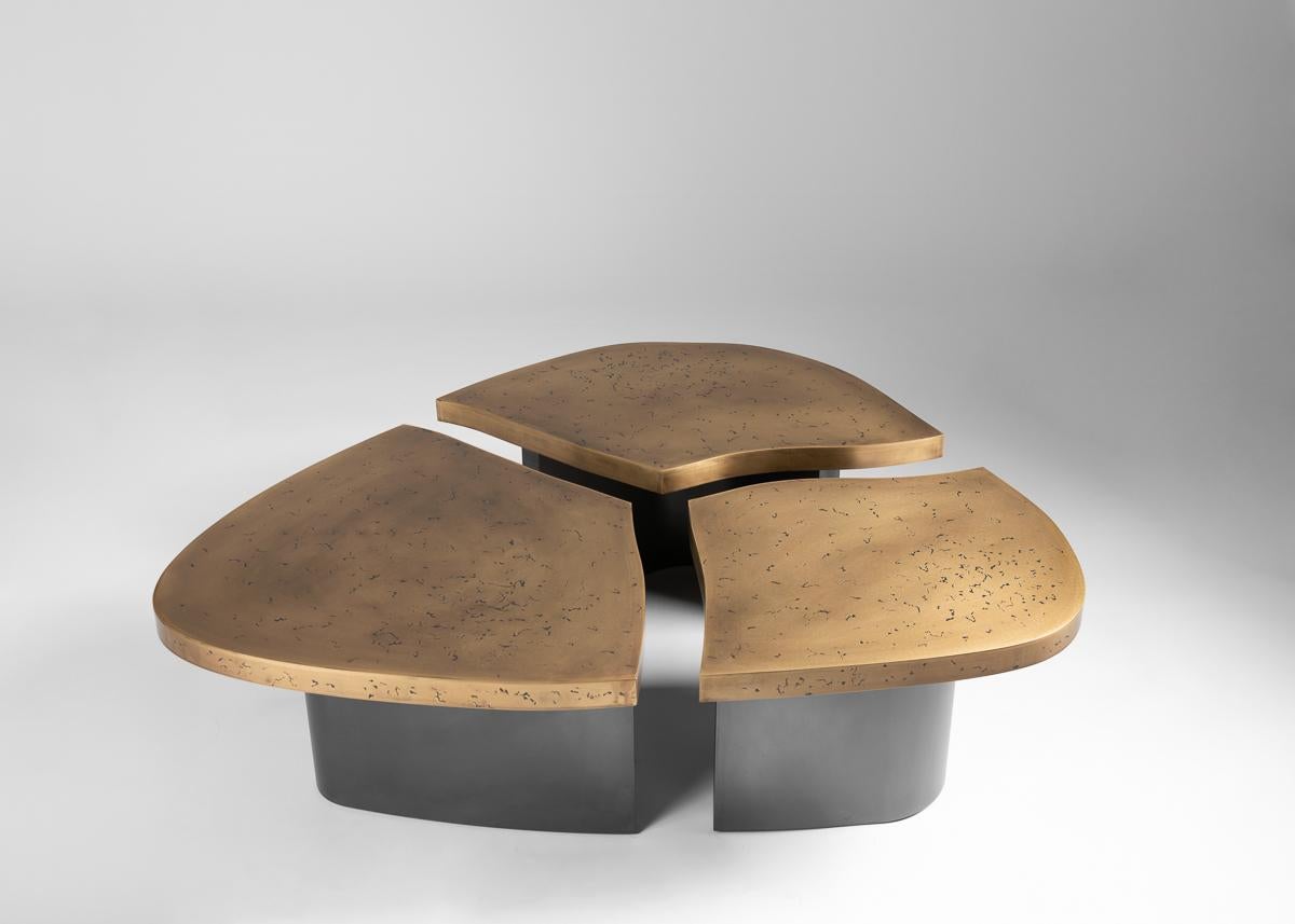 Cette magnifique table basse, dont le plateau est en laiton pommelé et qui repose sur des pieds en acier noirci, n'est pas seulement une œuvre d'artisanat suprême, cette création magnifiquement amorphe fonctionne avec une élégante simplicité qui