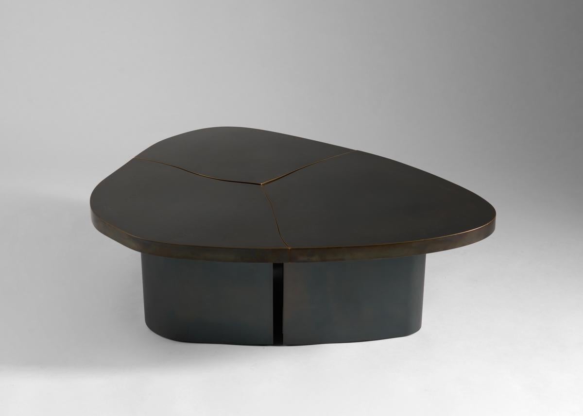 Cette magnifique table basse, recouverte d'un bronze sombre et soutenue par des pieds en acier noirci, n'est pas seulement une œuvre d'artisanat suprême - cette création magnifiquement amorphe fonctionne avec une simplicité élégante qui convient à