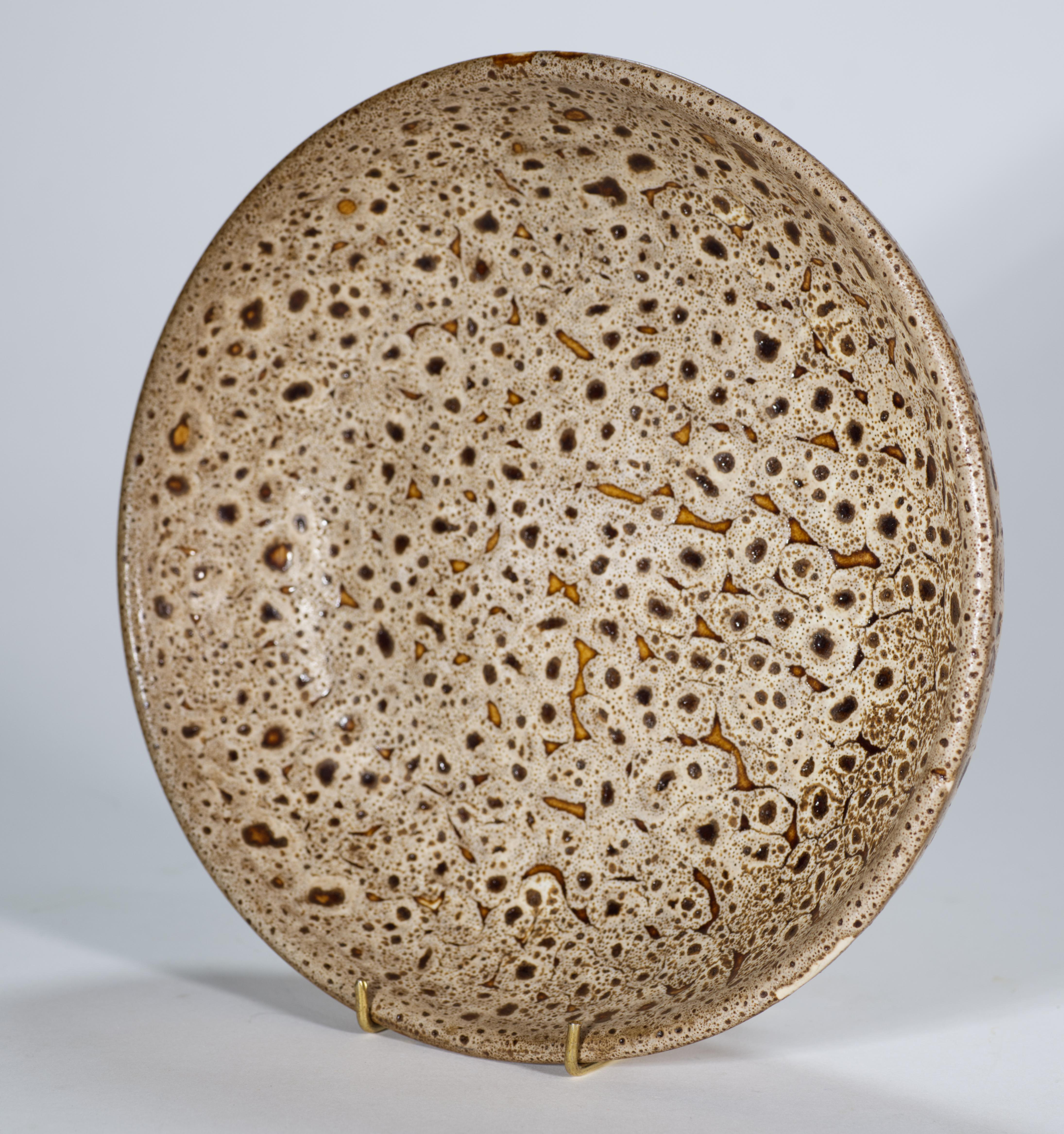  Handgedrehte Vintage-Schale mit komplexer Crater-Glasur in den Farben Mokka, Latte und Karamellbraun. Die minimale Farbpalette und die stromlinienförmige Form des Stücks lassen die strukturierte Glasur mit Variationen von halbmatt bis hochglänzend