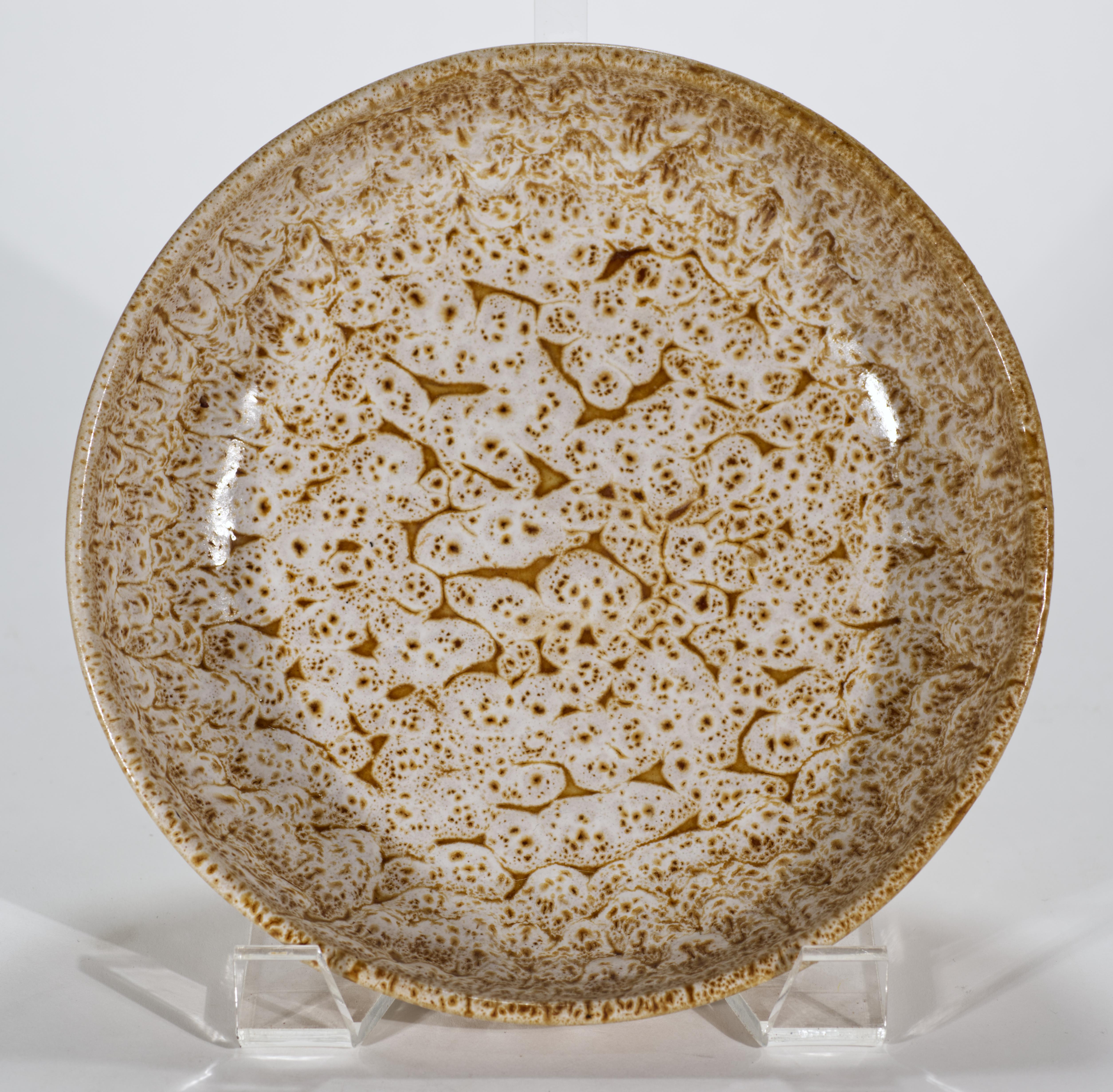  Die handgedrehte Vintage-Schale weist eine komplexe Crater-Glasur in gebrochenem Weiß und mokkabraunen Farben auf. Die minimale Farbpalette und die stromlinienförmige Form des Stücks lassen die strukturierte Glasur mit Variationen von halbmatt bis