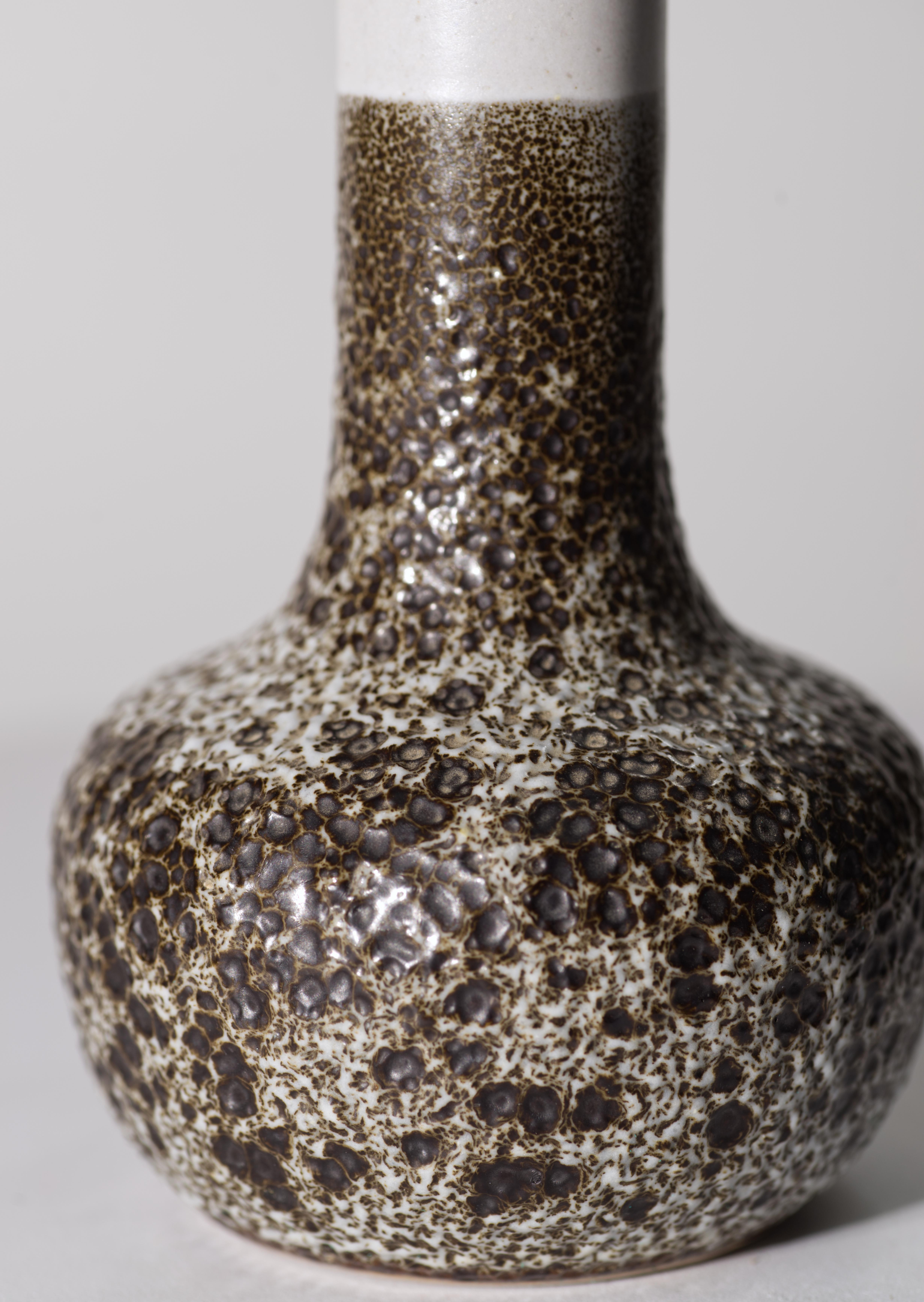 Fatto a mano I. Douglas Ferguson for Pigeon Forge Vaso di Bud con smalto a cratere, Studio Pottery americano in vendita
