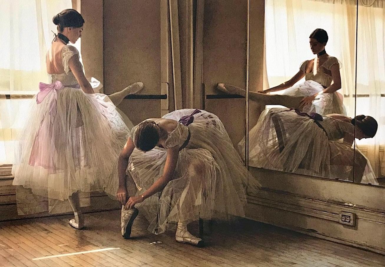 ENSAYO DE TARDE Litografía firmada, Bailarinas, Tul TuTu - Print Fotorrealista de Douglas Hofmann