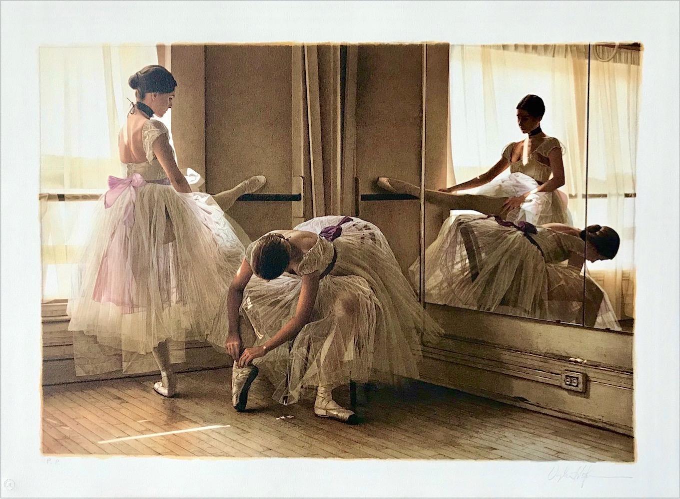 ENSAYO DE TARDE Litografía firmada, Bailarinas, Tul TuTu - Print de Douglas Hofmann