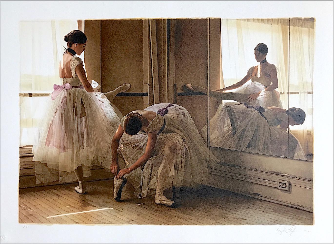 AFTERNOON REHEARSAL Signierte Lithographie, Ballett Tänzerin, Tutu Tüllrock, Beige – Print von Douglas Hofmann