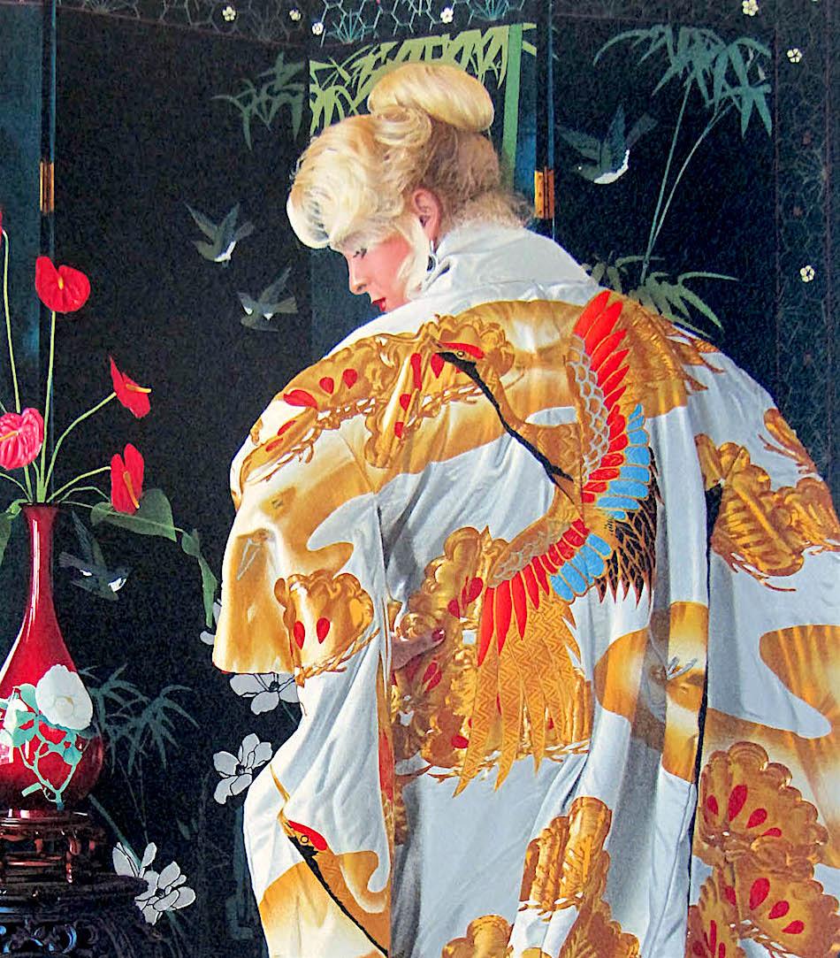 Signierte Lithographie JAPANESE KIMONO, Blonde Frau Weißer Seidenkimono Gold Kraniche, JAPANESE im Angebot 1