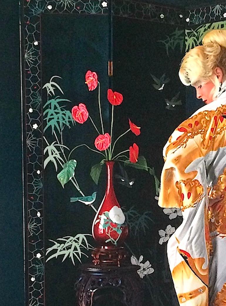 Signierte Lithographie JAPANESE KIMONO, Blonde Frau Weißer Seidenkimono Gold Kraniche, JAPANESE (Beige), Interior Print, von Douglas Hofmann