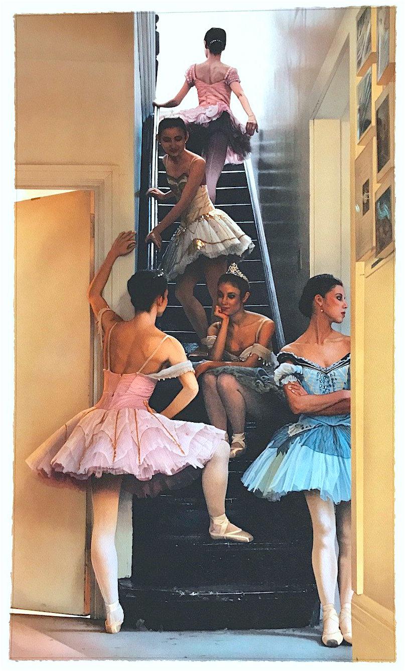 WAITING IN THE WINGS Litografia firmata, Ballerine nella tromba delle scale, Tutù rosa e blu - Print di Douglas Hofmann