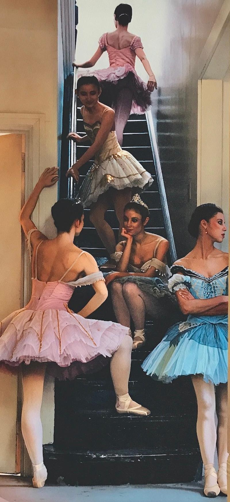 Lithographie « WAIting IN THE WINGS » signée, Ballerinas in Stairwell, Tutus rose et bleu - Photoréalisme Print par Douglas Hofmann