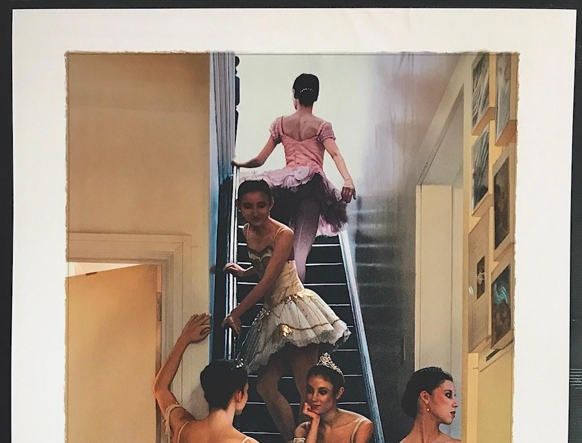 Lithographie « WAIting IN THE WINGS » signée, Ballerinas in Stairwell, Tutus rose et bleu en vente 2