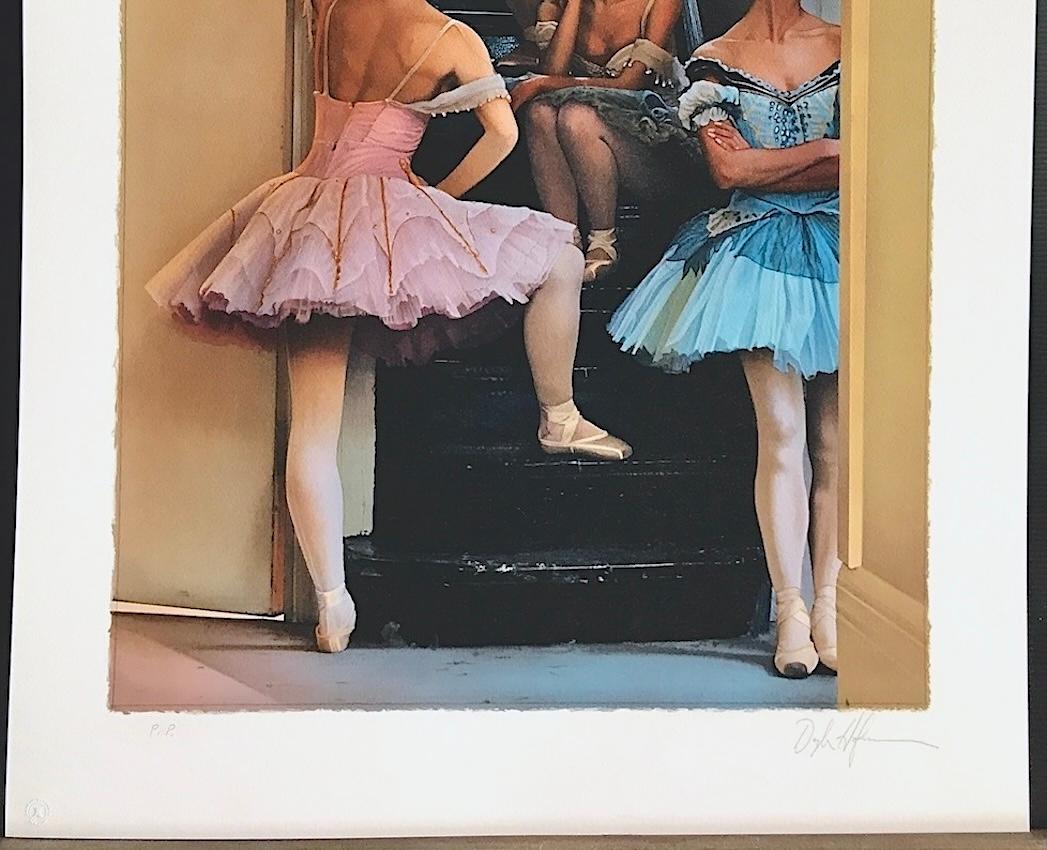 Lithographie « WAIting IN THE WINGS » signée, Ballerinas in Stairwell, Tutus rose et bleu en vente 3