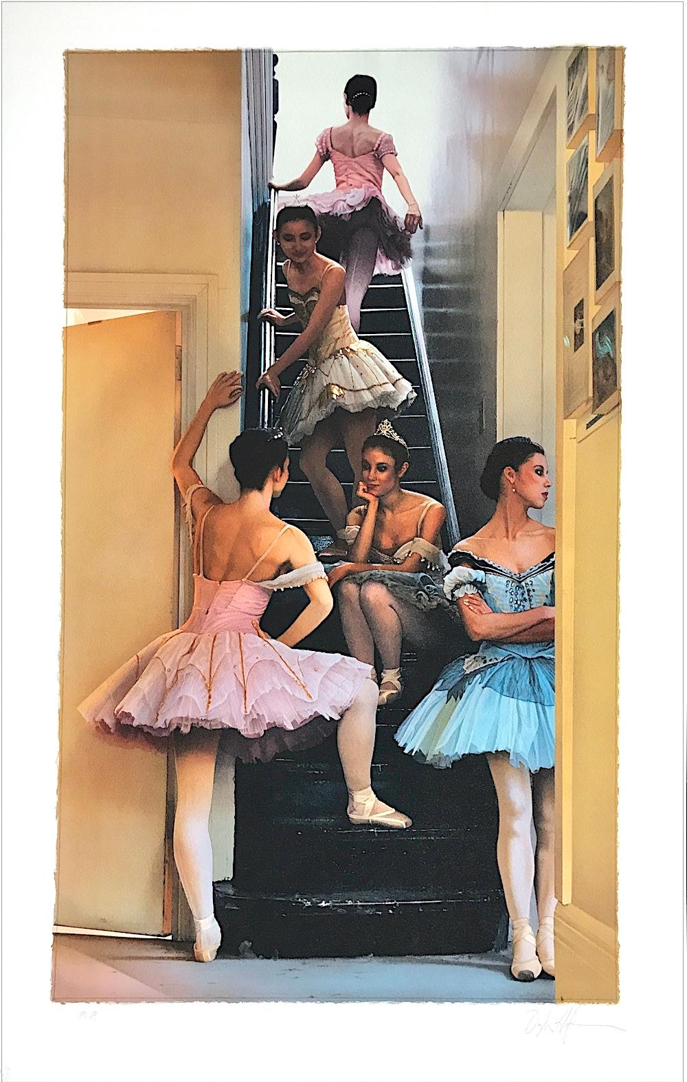 Douglas Hofmann Figurative Print – Signierte Lithographie „ WAIting IN THE WINGS“, Ballett Tänzerin auf Stairs, Rosa Blau, Tutus