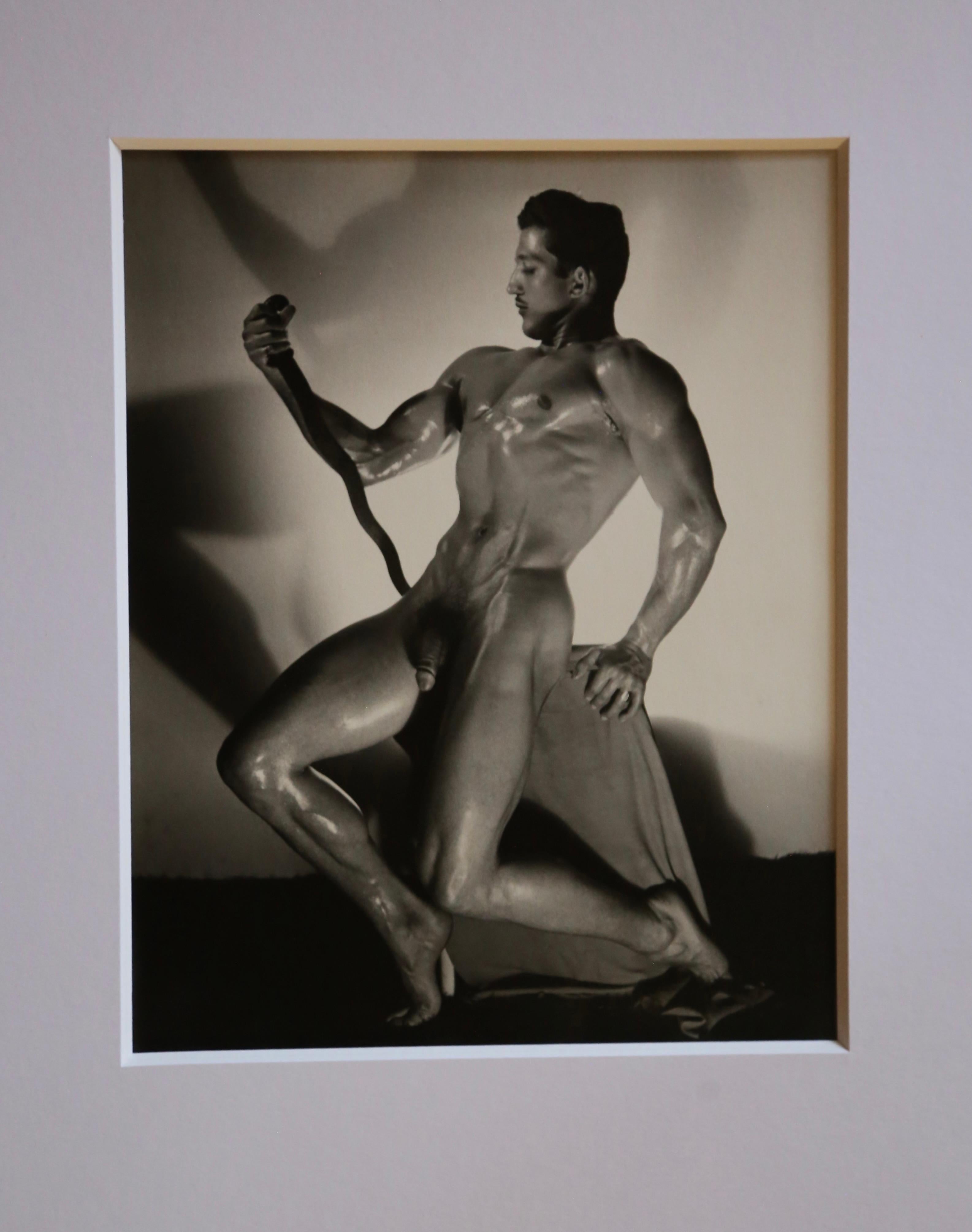 Rara fotografia d'epoca in gelatina d'argento di DOUGLAS JULEFF - noto anche come DOUG OF DETROIT - di MIKE CARVER, Mr. Michigan 1948. La fotografia misura 8 x 10 pollici. 

Douglas Juleff è stato un fotografo molto rispettato negli anni '40 e '50