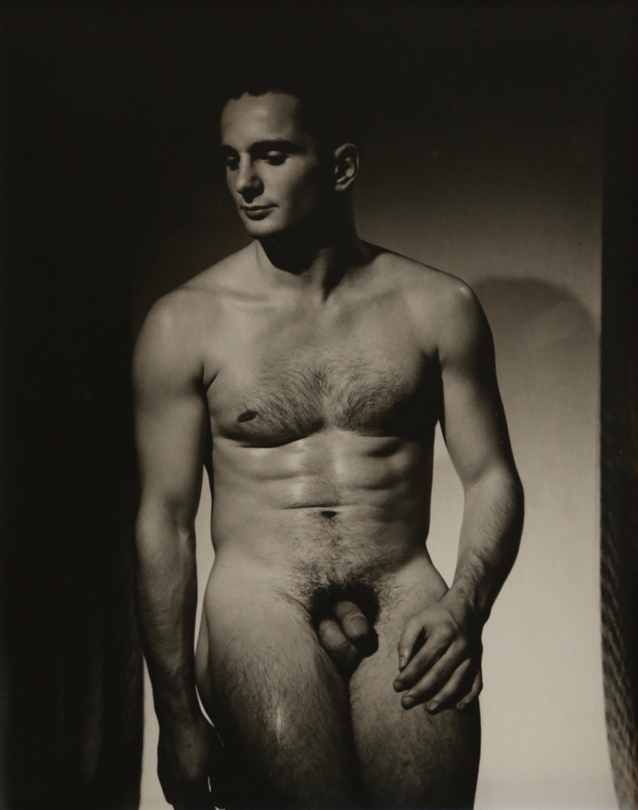 Douglas Juleff - Doug of Detroit Black and White Photograph – DOUGLAS JULEFF Vintage 1940er Jahre Fotografie von „Fischkuchen“ Modell BOB GIBE #2 – gerahmt