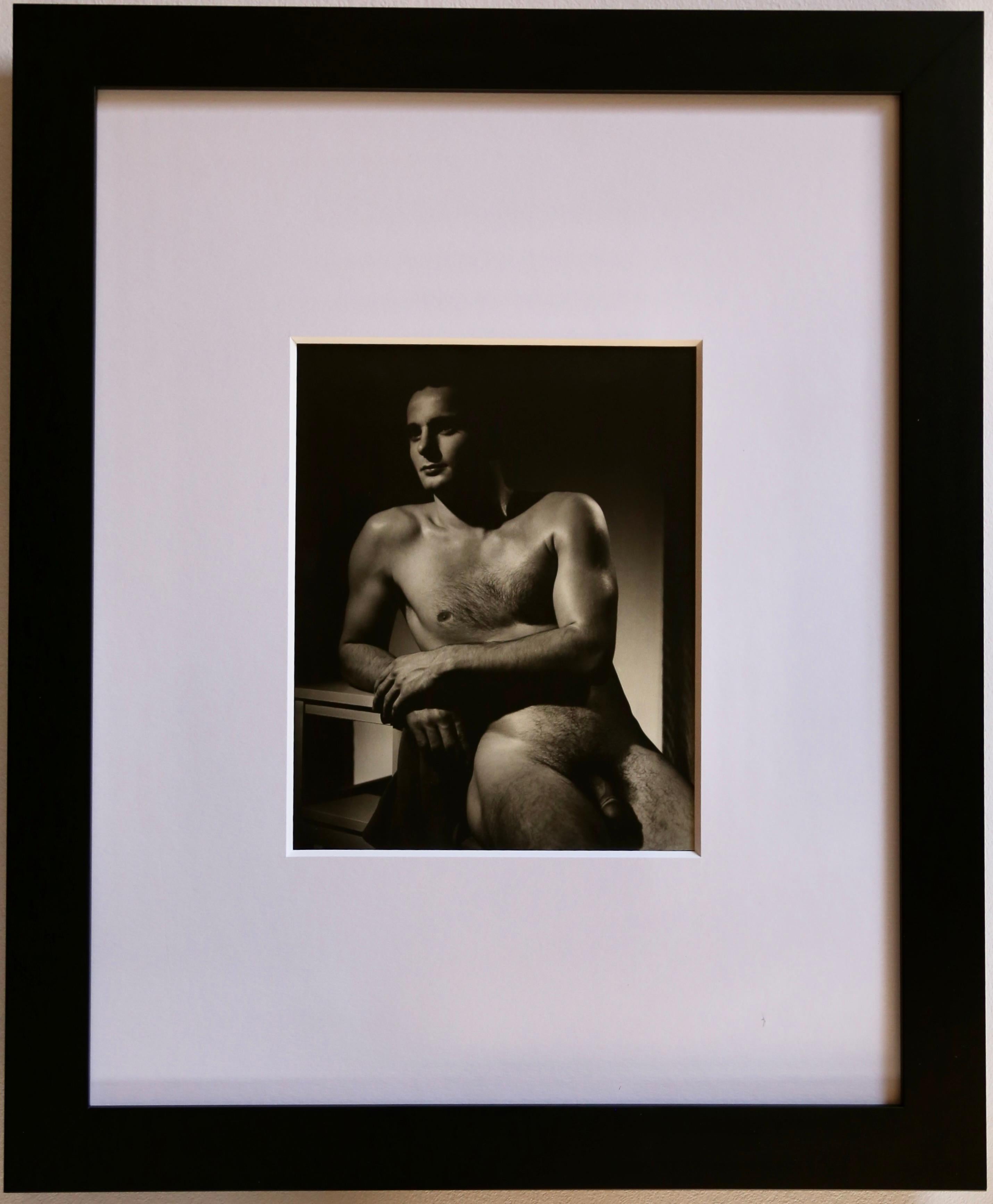 DOUGLAS JULEFF Vintage 1940er Jahre Fotografie von „Fischkuchen“ Modell BOB GIBE – gerahmt – Photograph von Douglas Juleff - Doug of Detroit