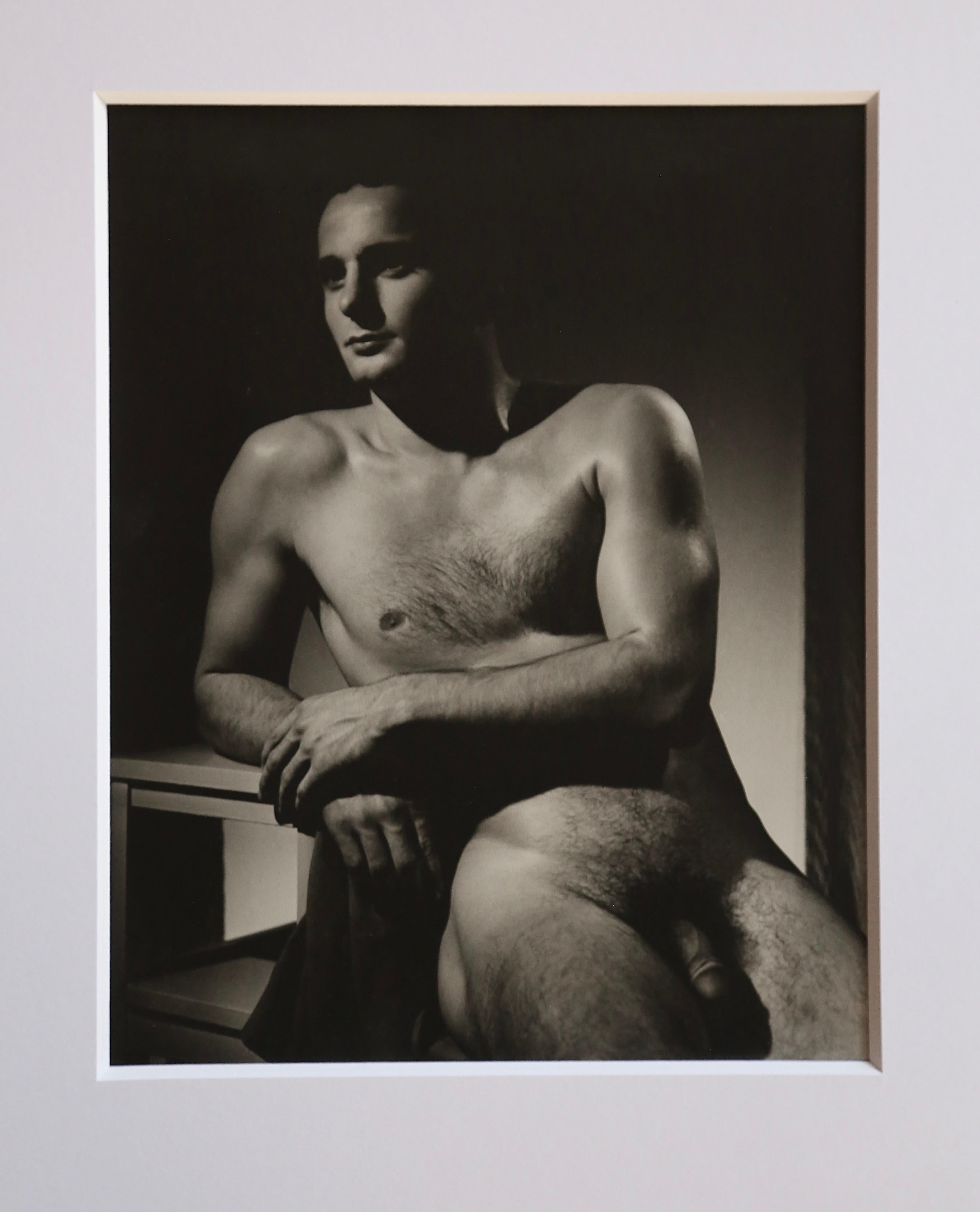 DOUGLAS JULEFF Vintage 1940er Jahre Fotografie von „Fischkuchen“ Modell BOB GIBE – gerahmt (Schwarz), Nude Photograph, von Douglas Juleff - Doug of Detroit