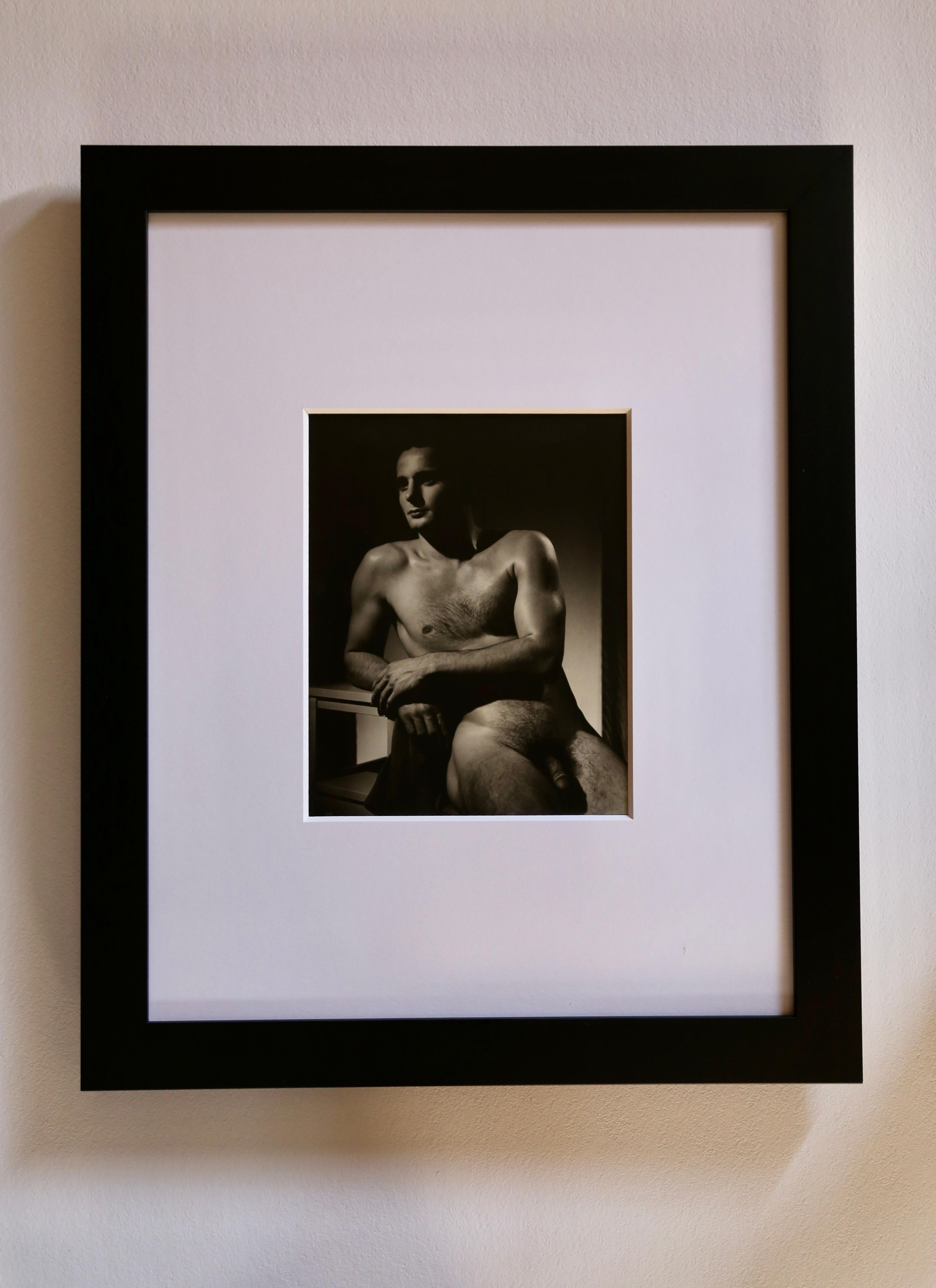 KALTES WINTERANGEBOT...$825....GERAHMT.
Seltene 1940er Original Vintage Gelatine Silber Fotografie von DOUGLAS JULEFF - auch bekannt als DOUG OF DETROIT - von Modell BOB GIBE. Die Fotografie ist 8 x 10 Zoll groß und ein hervorragendes Beispiel für