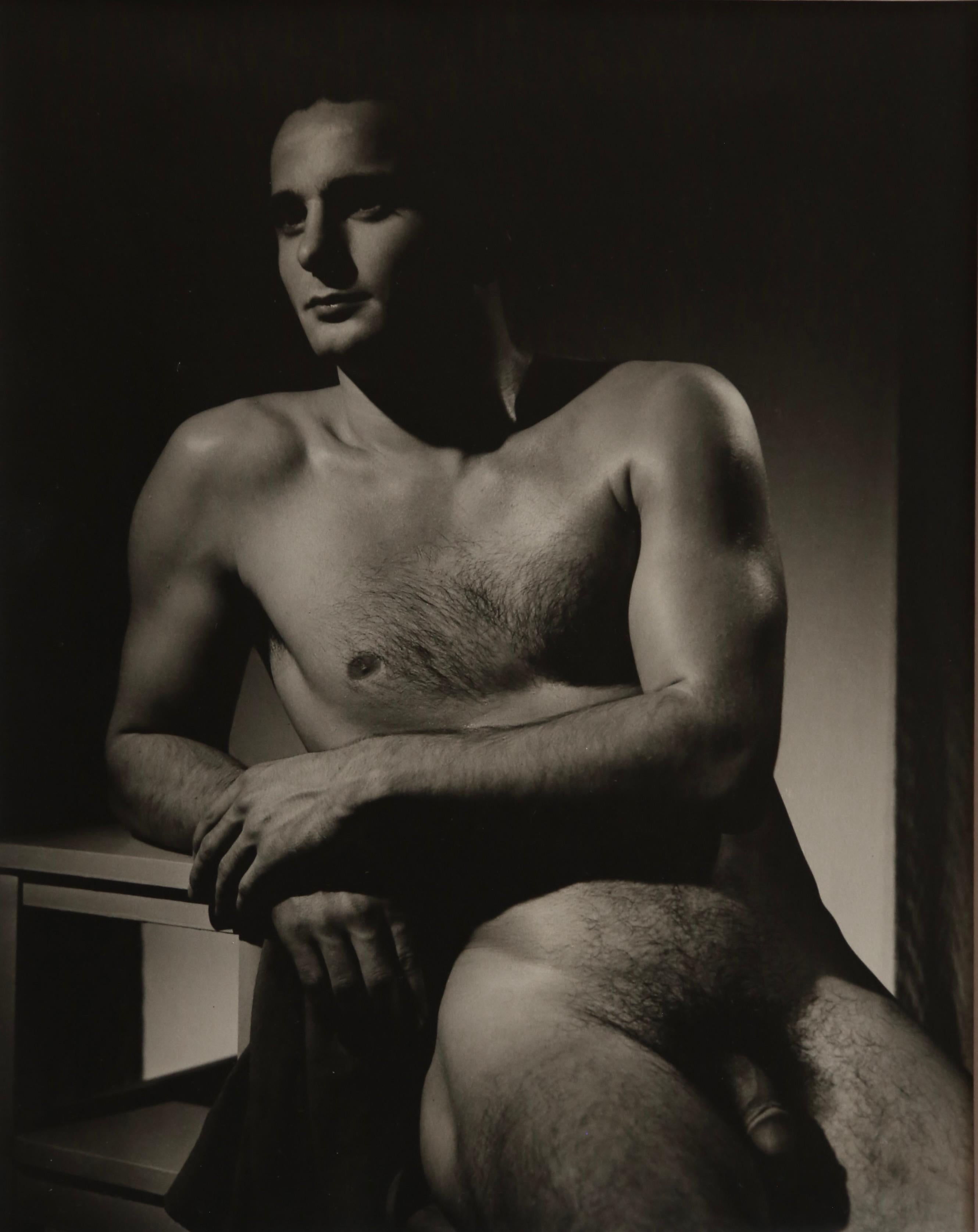 Douglas Juleff - Doug of Detroit Nude Photograph – DOUGLAS JULEFF Vintage 1940er Jahre Fotografie von „Fischkuchen“ Modell BOB GIBE – gerahmt