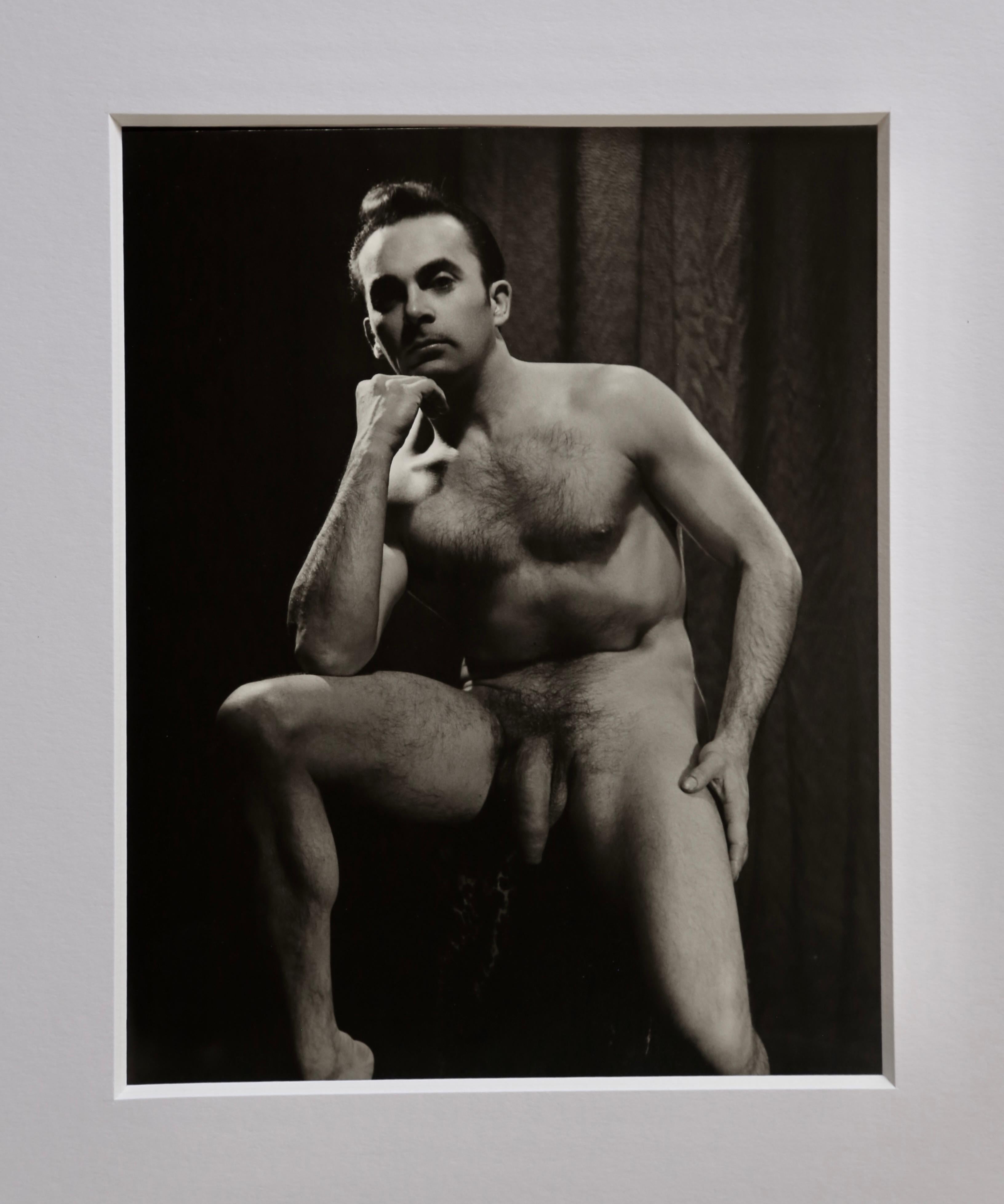 DOUGLAS JULEFF Vintage 1950er Jahre Fotografie von „Fischkuchen“ Modell GEO WEIDER gerahmt (Grau), Nude Photograph, von Douglas Juleff - Doug of Detroit