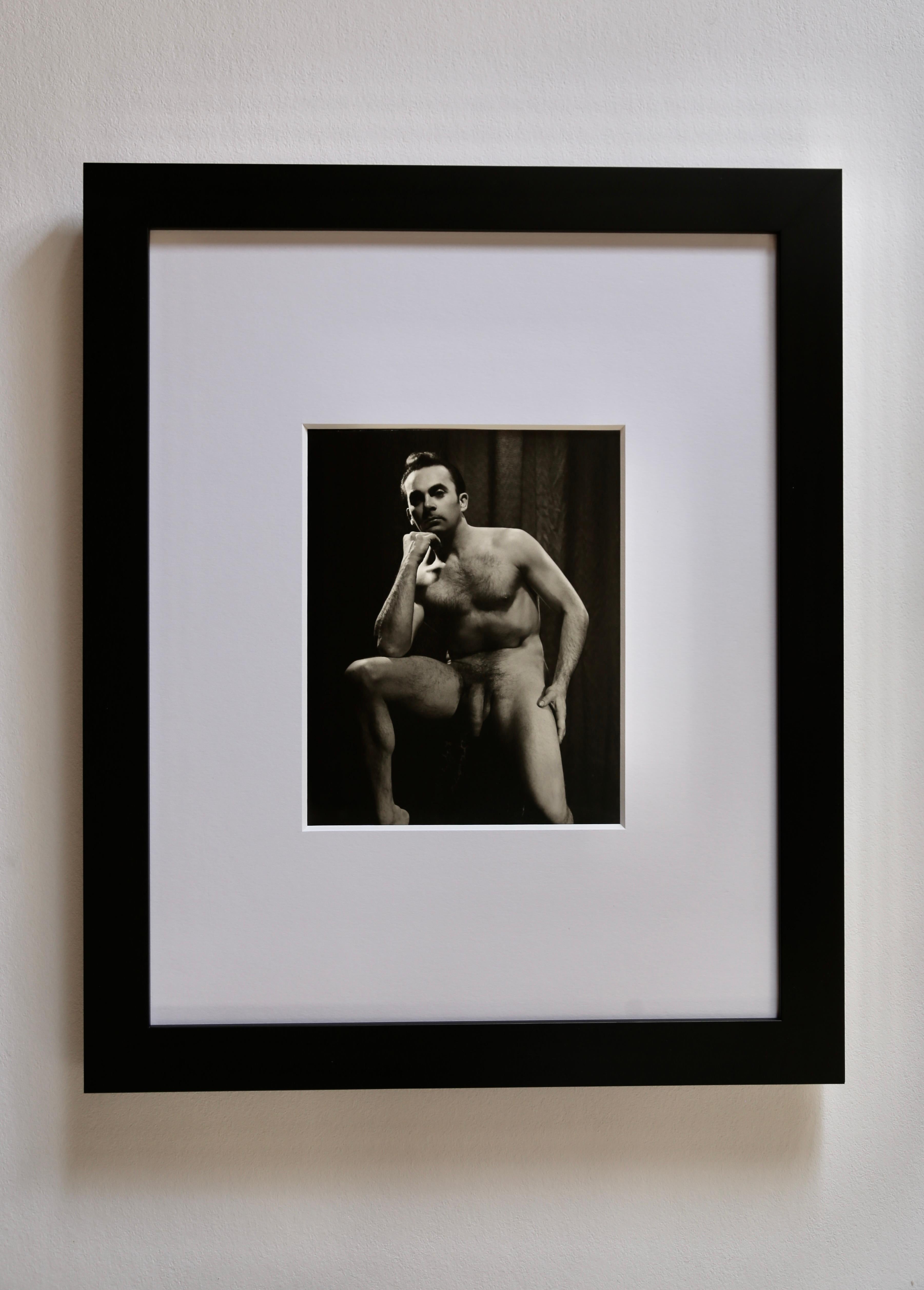Seltene 1950er Original-Gelatinesilberfotografie von DOUGLAS JULEFF - auch bekannt als DOUG OF DETROIT - des Models GEO WEIDER (wie auf der Rückseite geschrieben). Die Fotografie ist 8 x 10 Zoll groß und ein hervorragendes Beispiel für Jufeffs