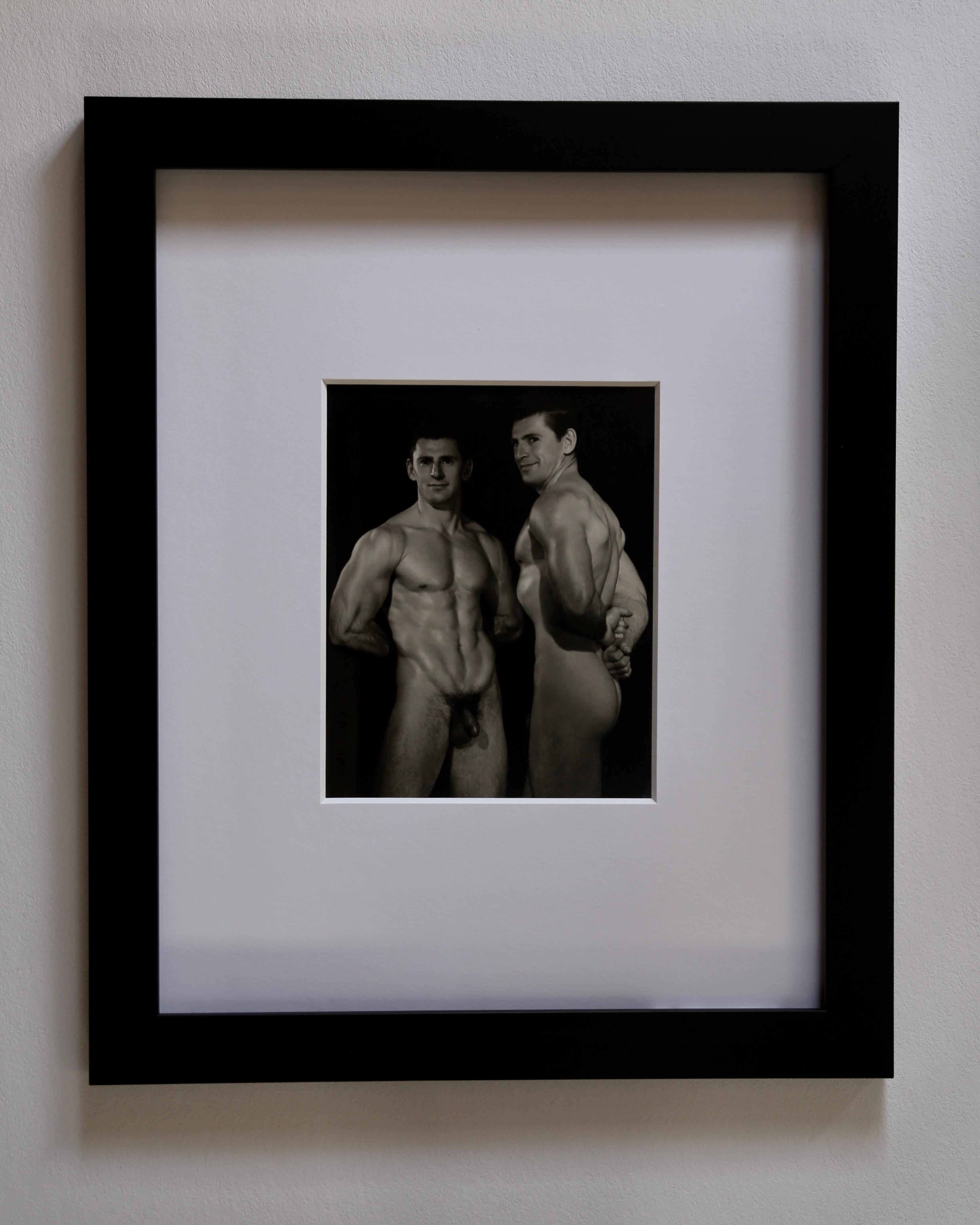 Seltene 1940er Original Vintage Gelatine Silber Fotografie von DOUGLAS JULEFF - auch bekannt als DOUG OF DETROIT - von Bodybuilder und Mr. America Anwärter MIKE DUBEL. Dubel nahm an den Wettbewerben zum Mr. America 1946 und 1947 teil. Die Fotografie