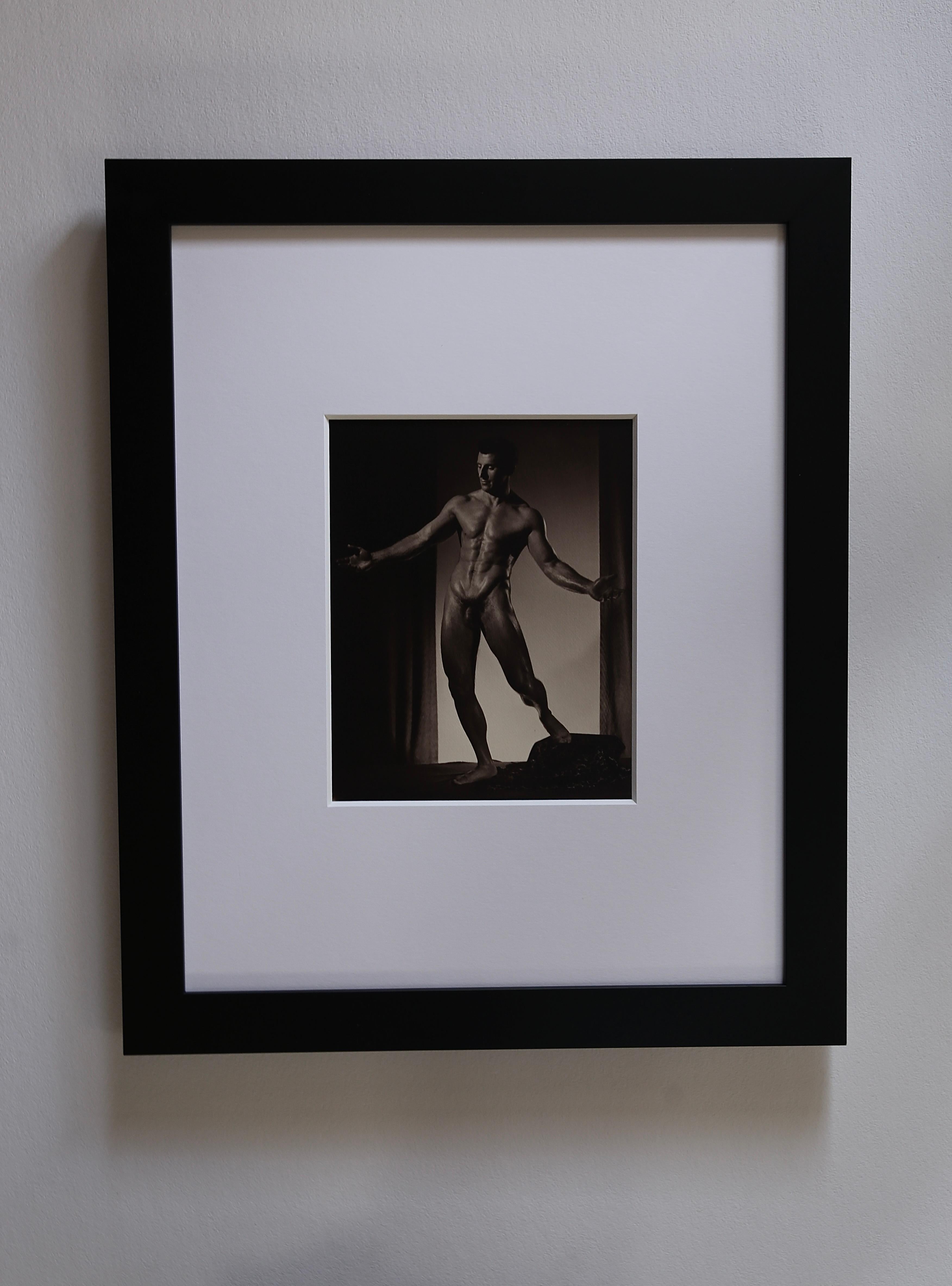 SUPER SPECIALE INVERNO FREDDO... $900... INCORNICIATO
Rara fotografia originale d'epoca alla gelatina d'argento di DOUGLAS JULEFF - noto anche come DOUG OF DETROIT - del culturista e concorrente di Mr. America MIKE DUBEL. Dubel ha partecipato alle
